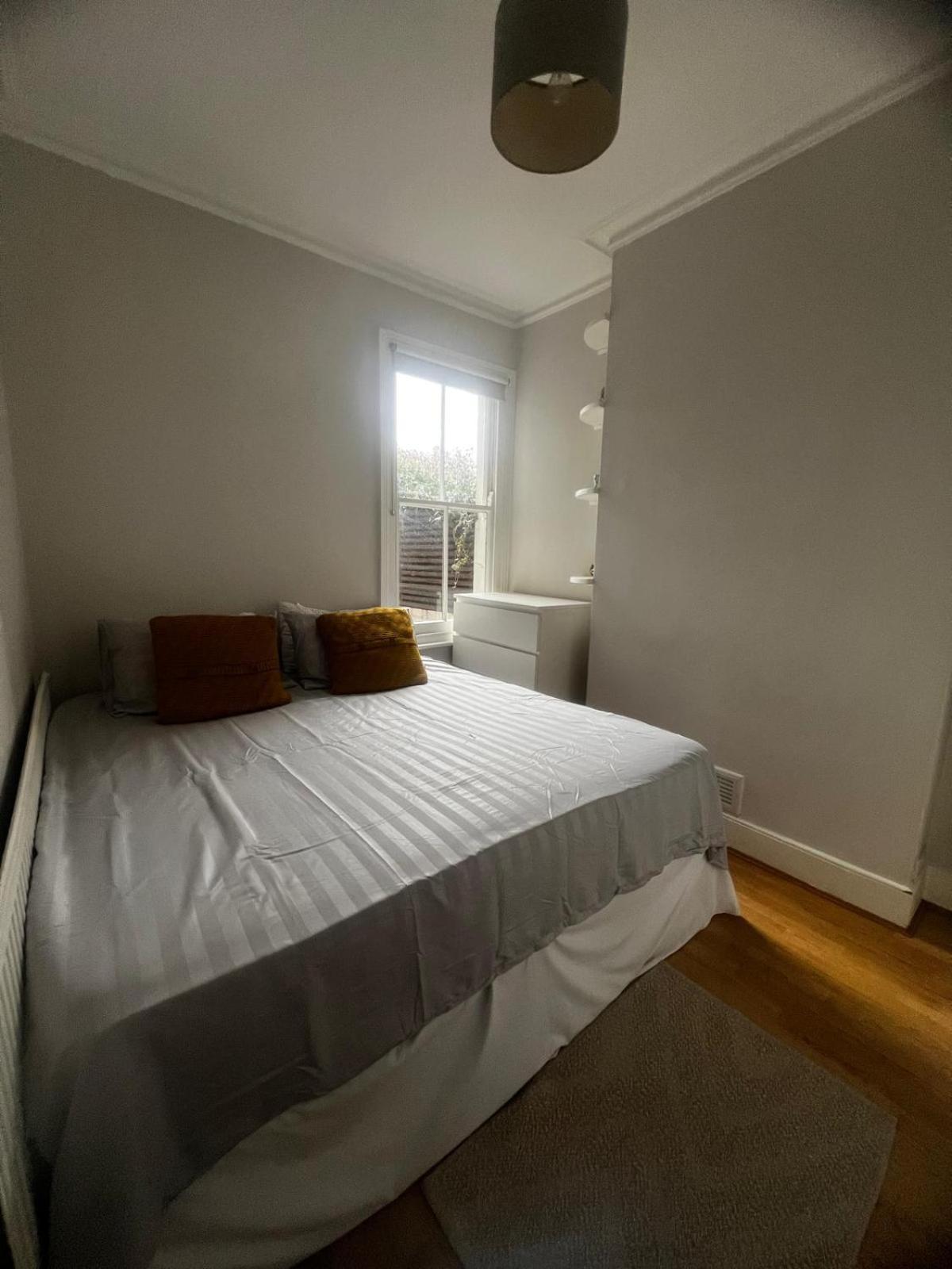 Cozy 1-bedroom Retreat In The Heart Of - Clapham Junction Apartment