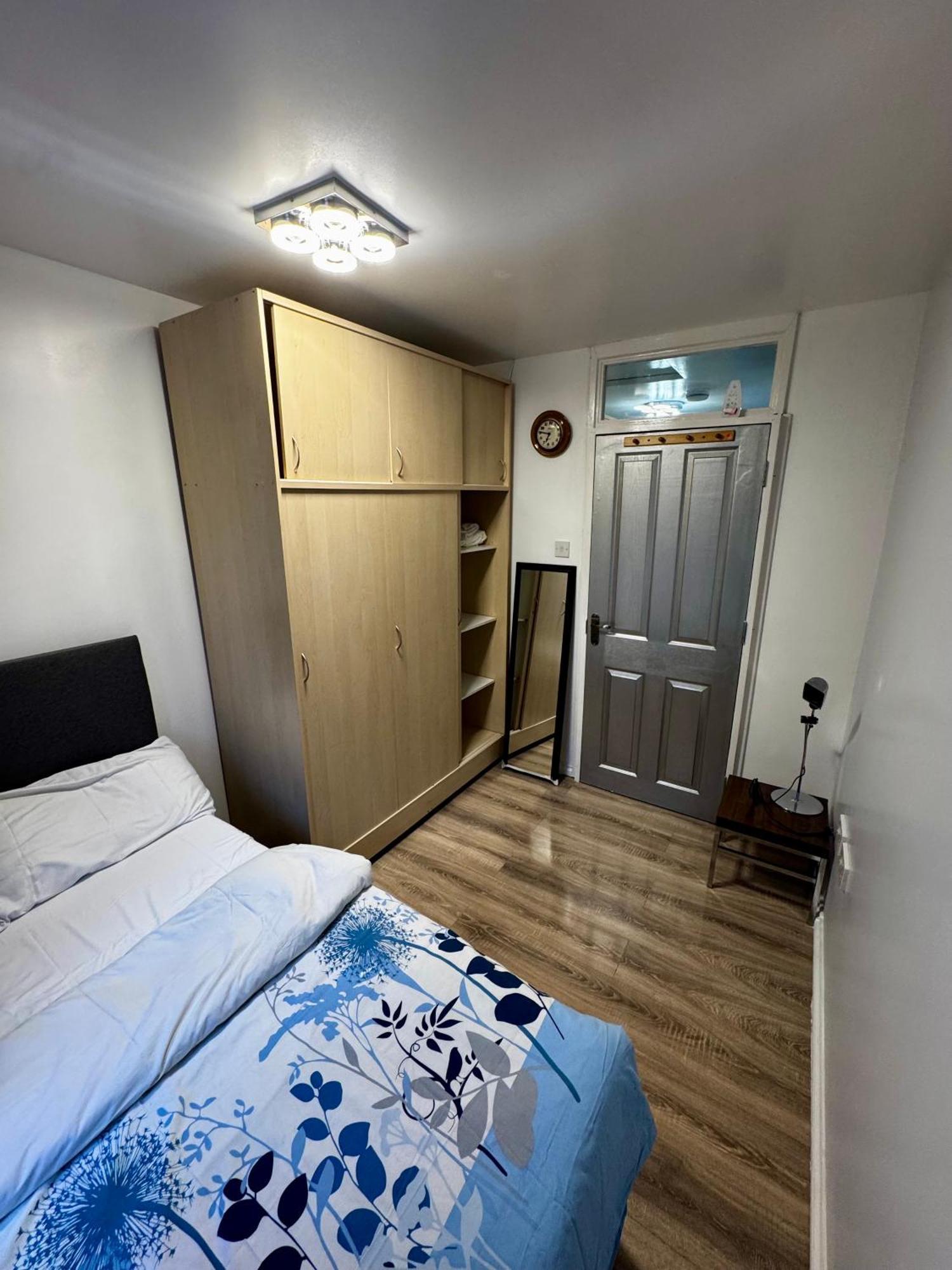 Small-budget Double Bedroom - Shared Bathroom Accommodatie bij particulieren