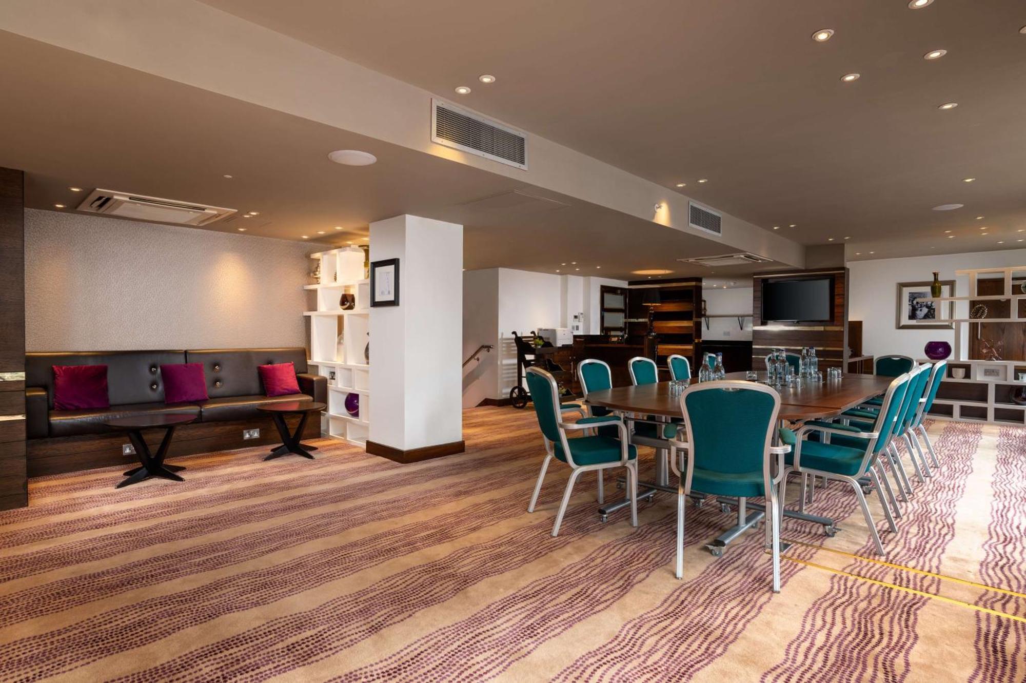 Hilton Olympia 4*