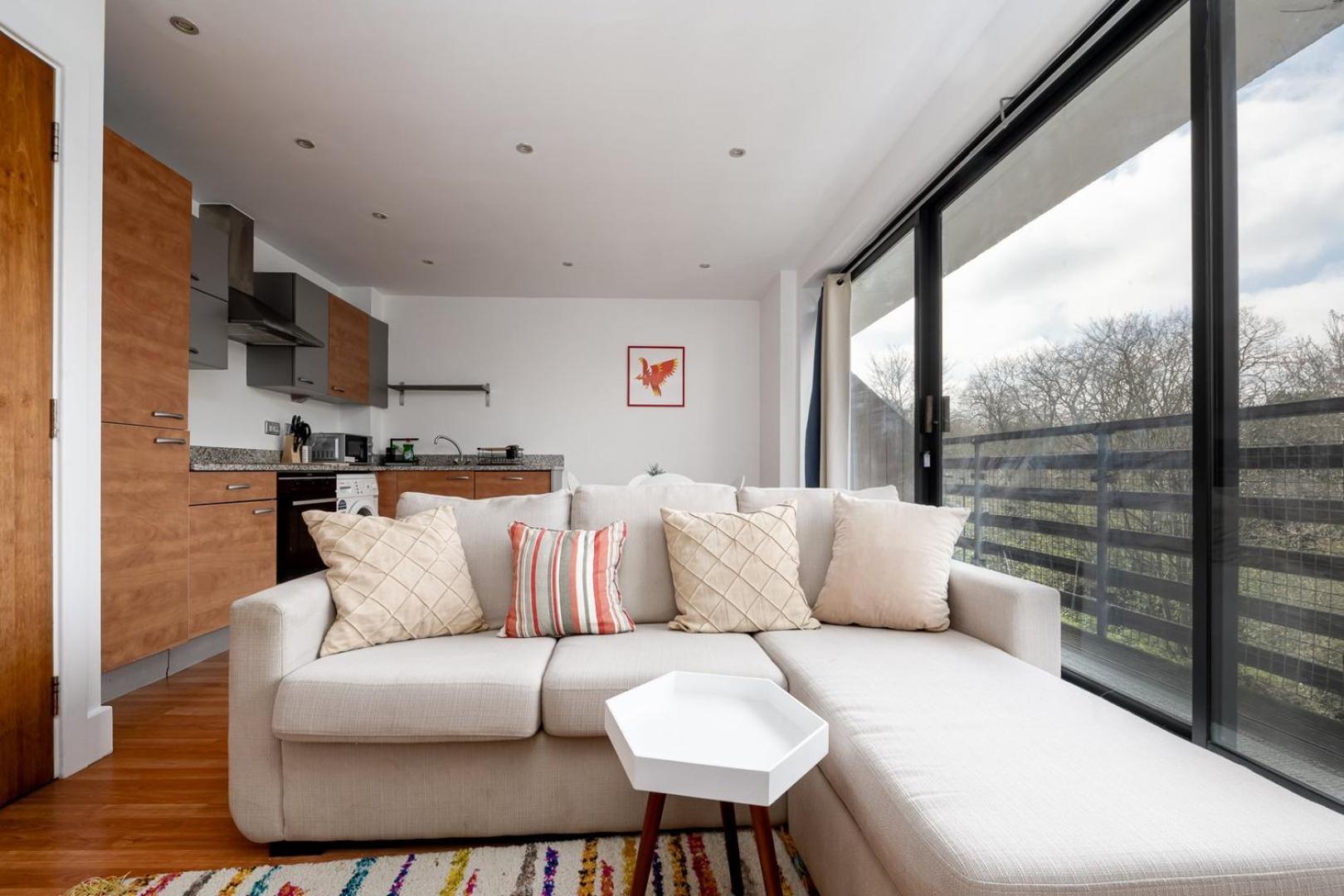 Guestready - Modern With Balcony No Wifi Londen