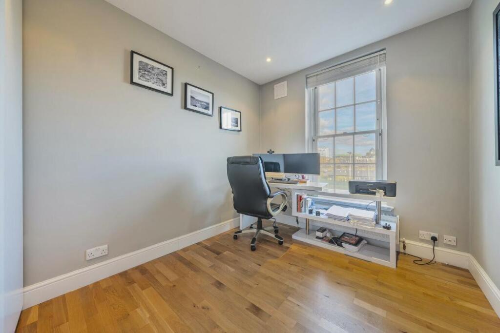 Stunning Flat Close To With Office Apartment London