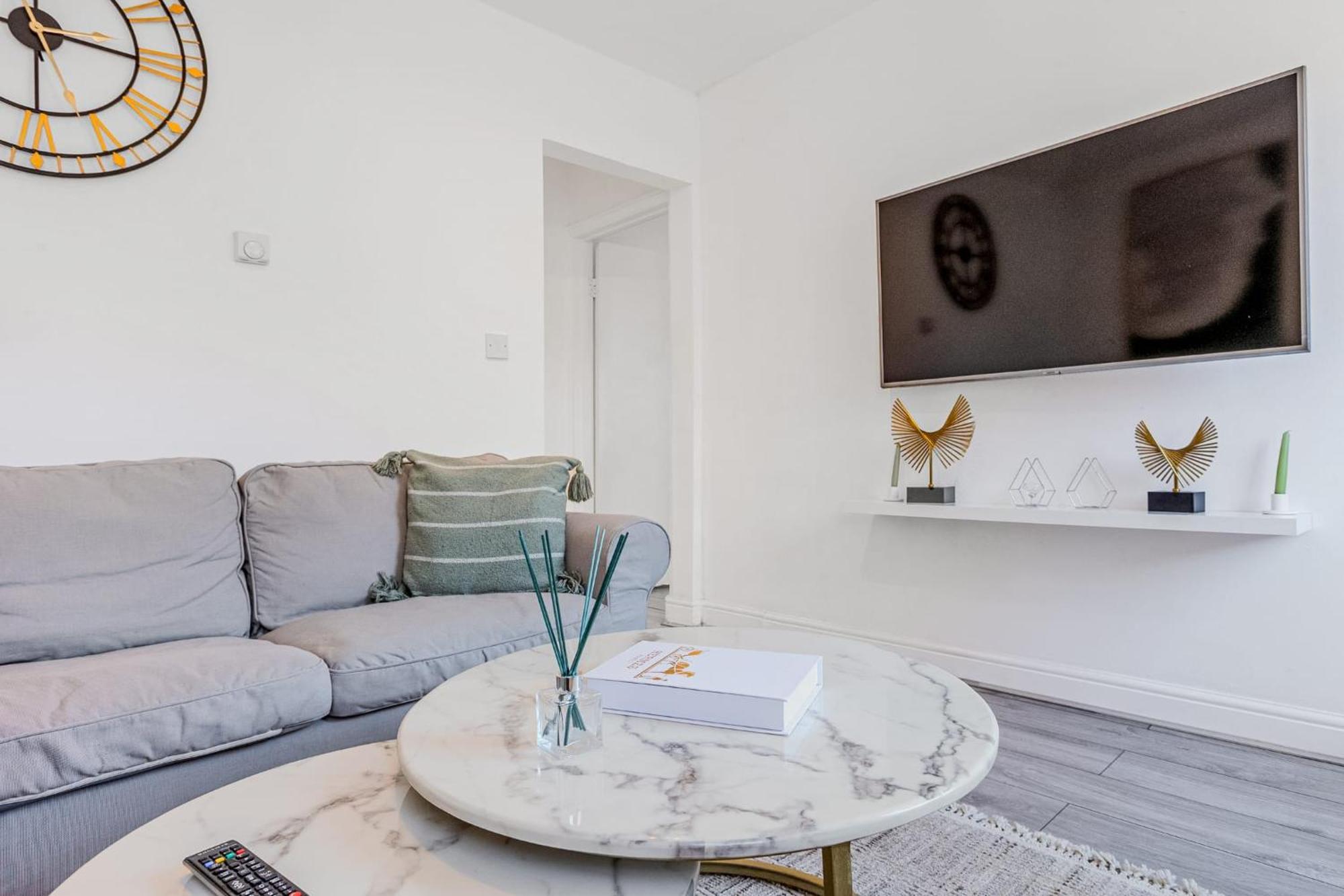 Stunning 2 Bedroom, 5 Min Walk To Hanger Lane Station Lägenhet London
