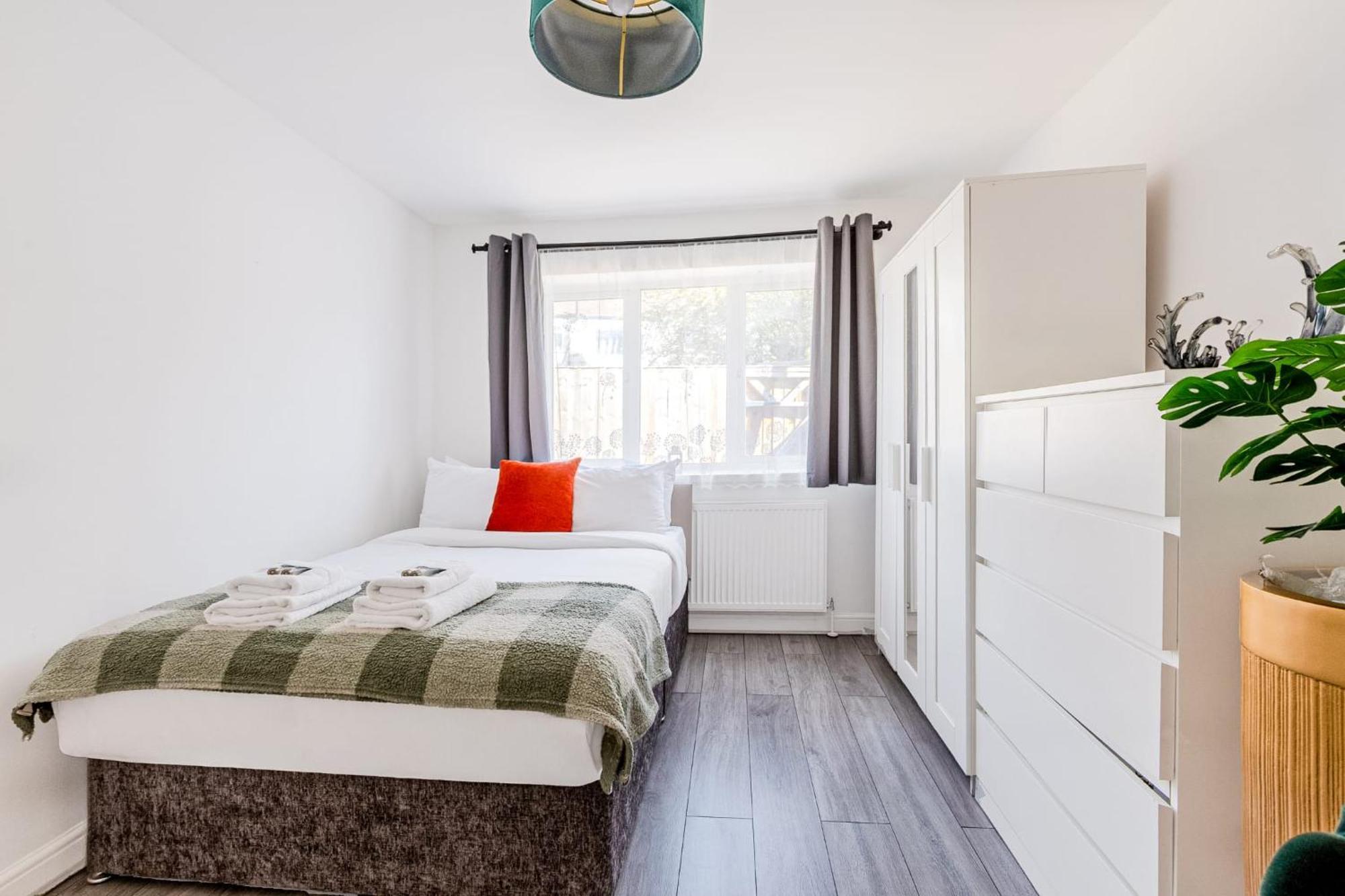Lägenhet Stunning 2 Bedroom, 5 Min Walk To Hanger Lane Station London