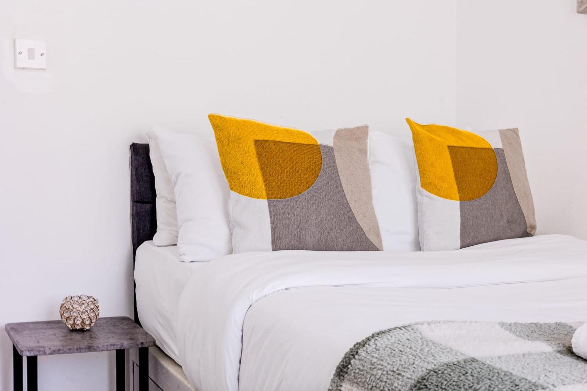 Stunning 2 Bedroom, 5 Min Walk To Hanger Lane Station Lägenhet *