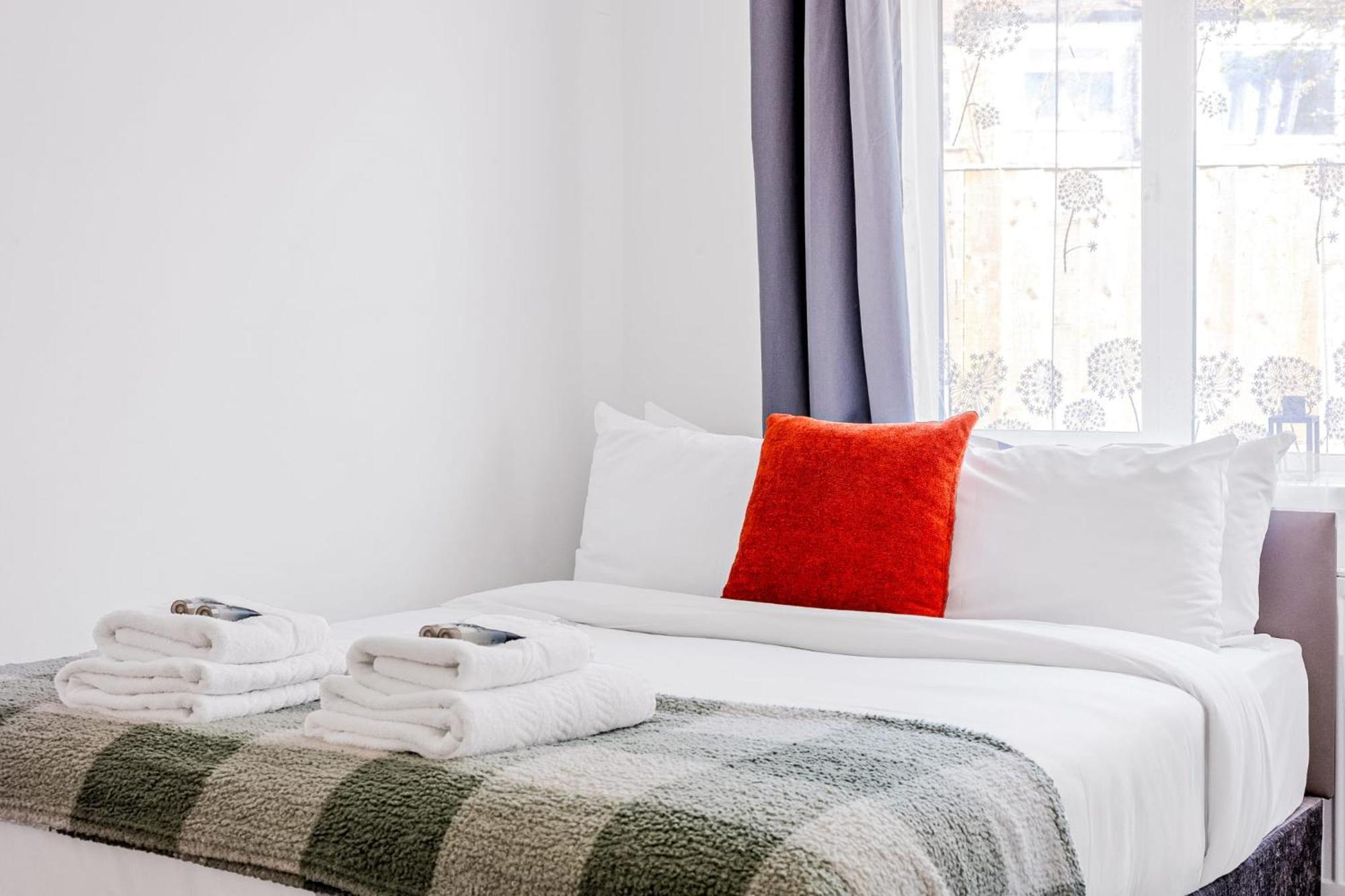 Lägenhet Stunning 2 Bedroom, 5 Min Walk To Hanger Lane Station *