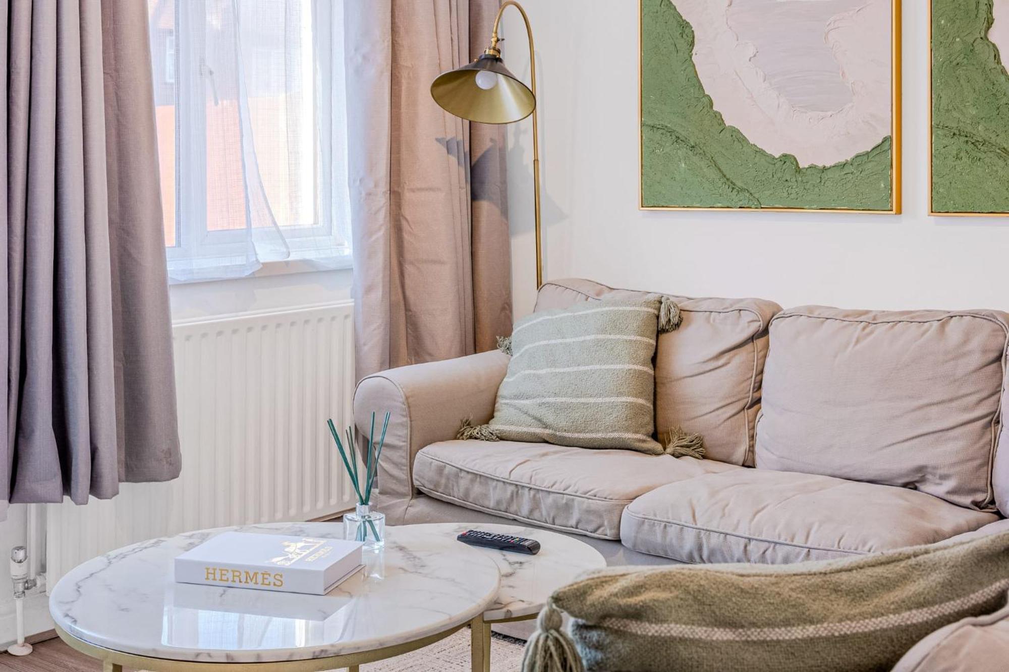 Lägenhet Stunning 2 Bedroom, 5 Min Walk To Hanger Lane Station London