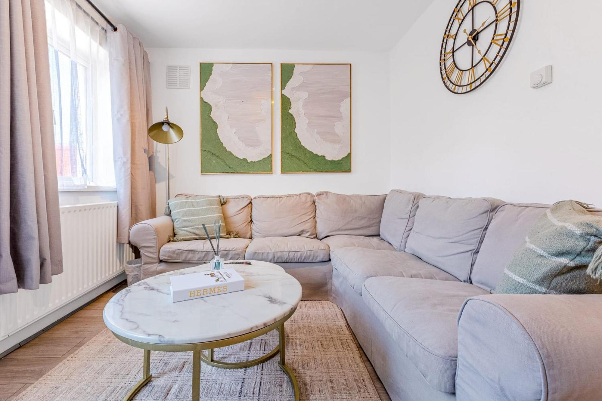 Stunning 2 Bedroom, 5 Min Walk To Hanger Lane Station Lägenhet London