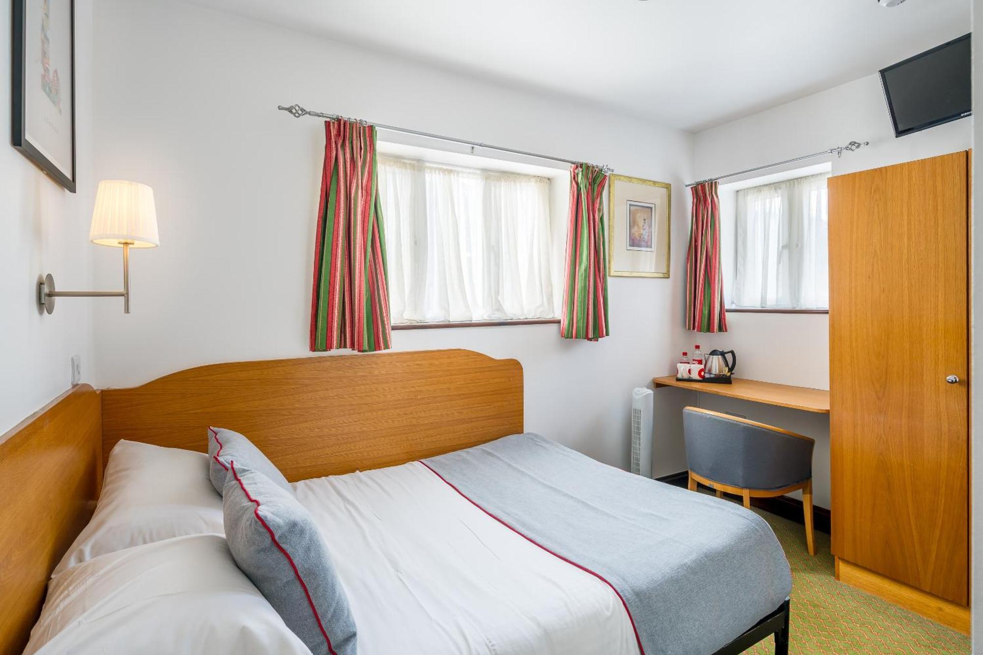 Oyo Abbey Hotel, Shepherd's Bush Market London
