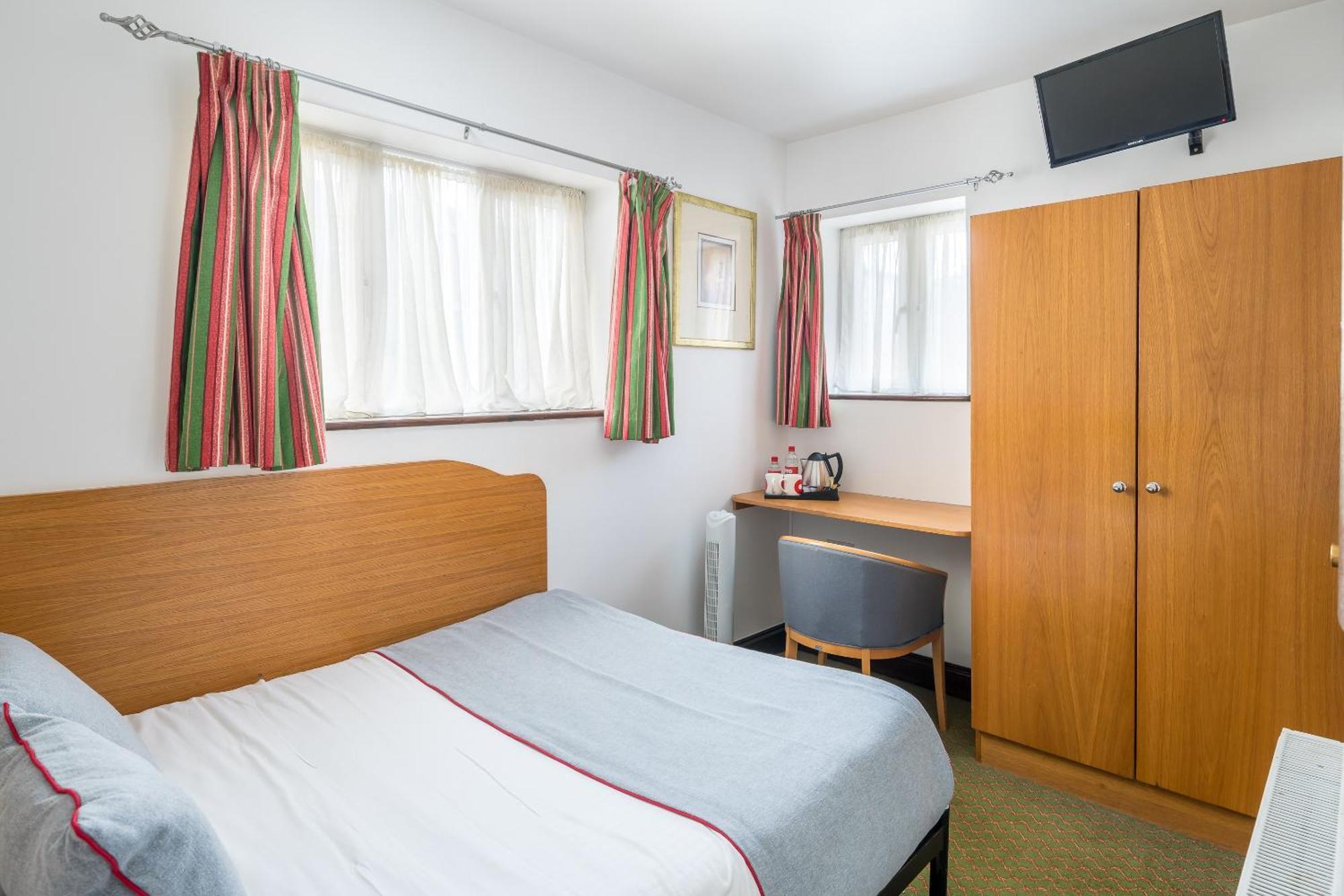 Oyo Abbey Hotel, Shepherd's Bush Market