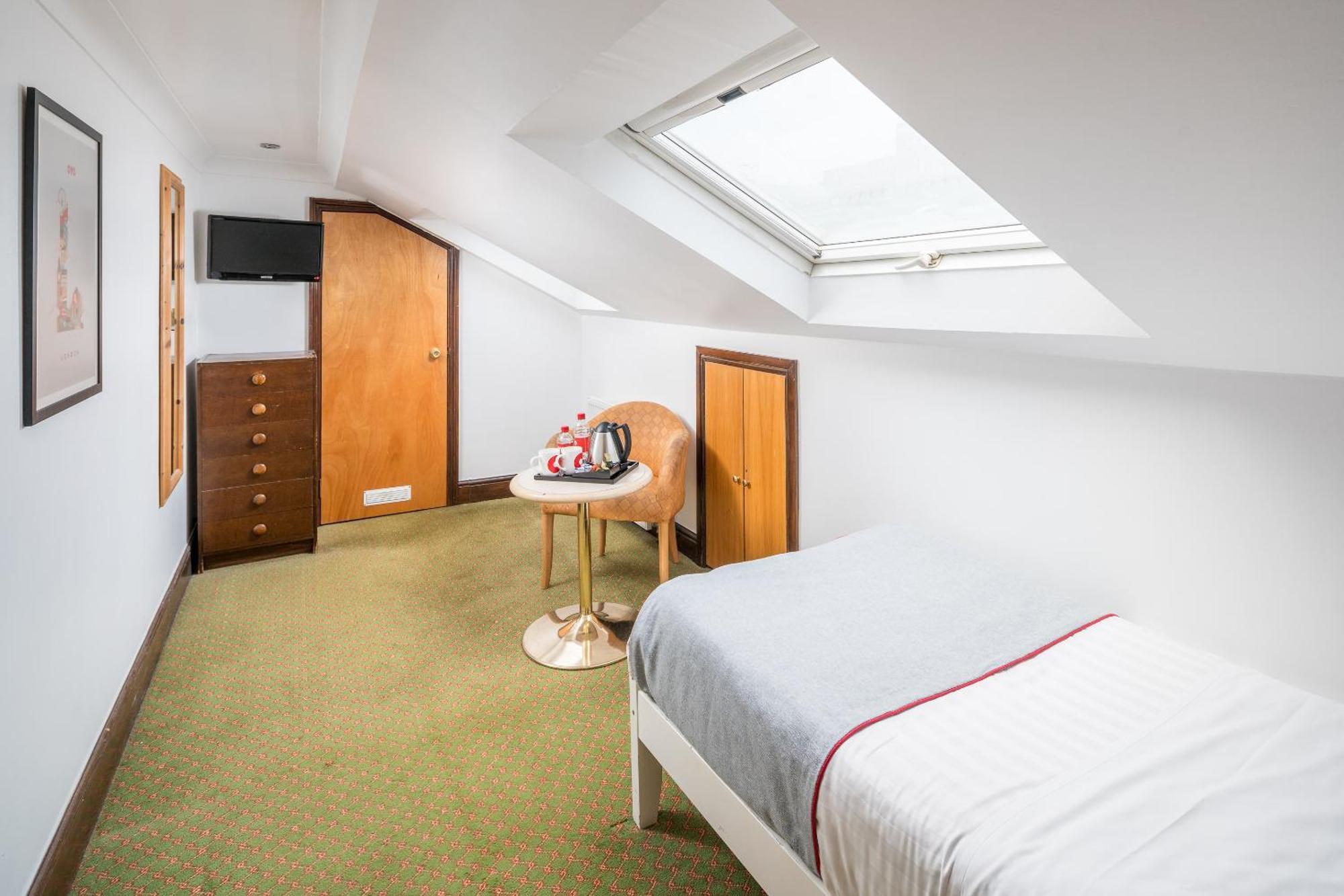 Hotel Oyo Abbey Hotel, Shepherd's Bush Market