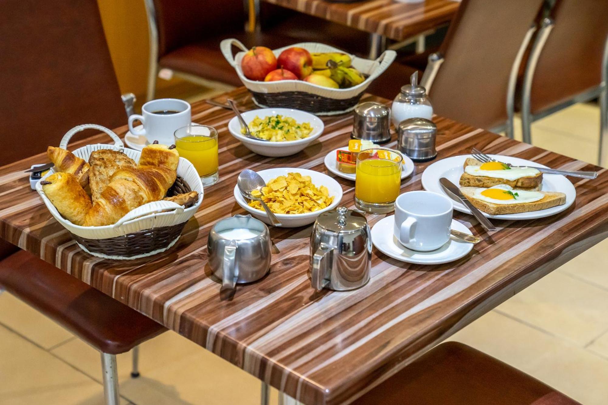 Oyo Abbey Hotel, Shepherd's Bush Market London