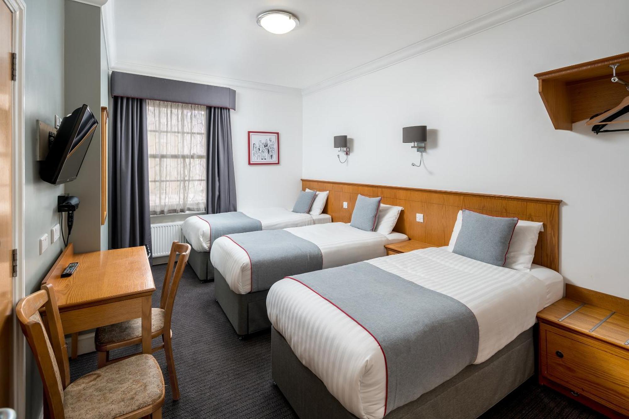 Oyo Townhouse New England, Victoria Hotel