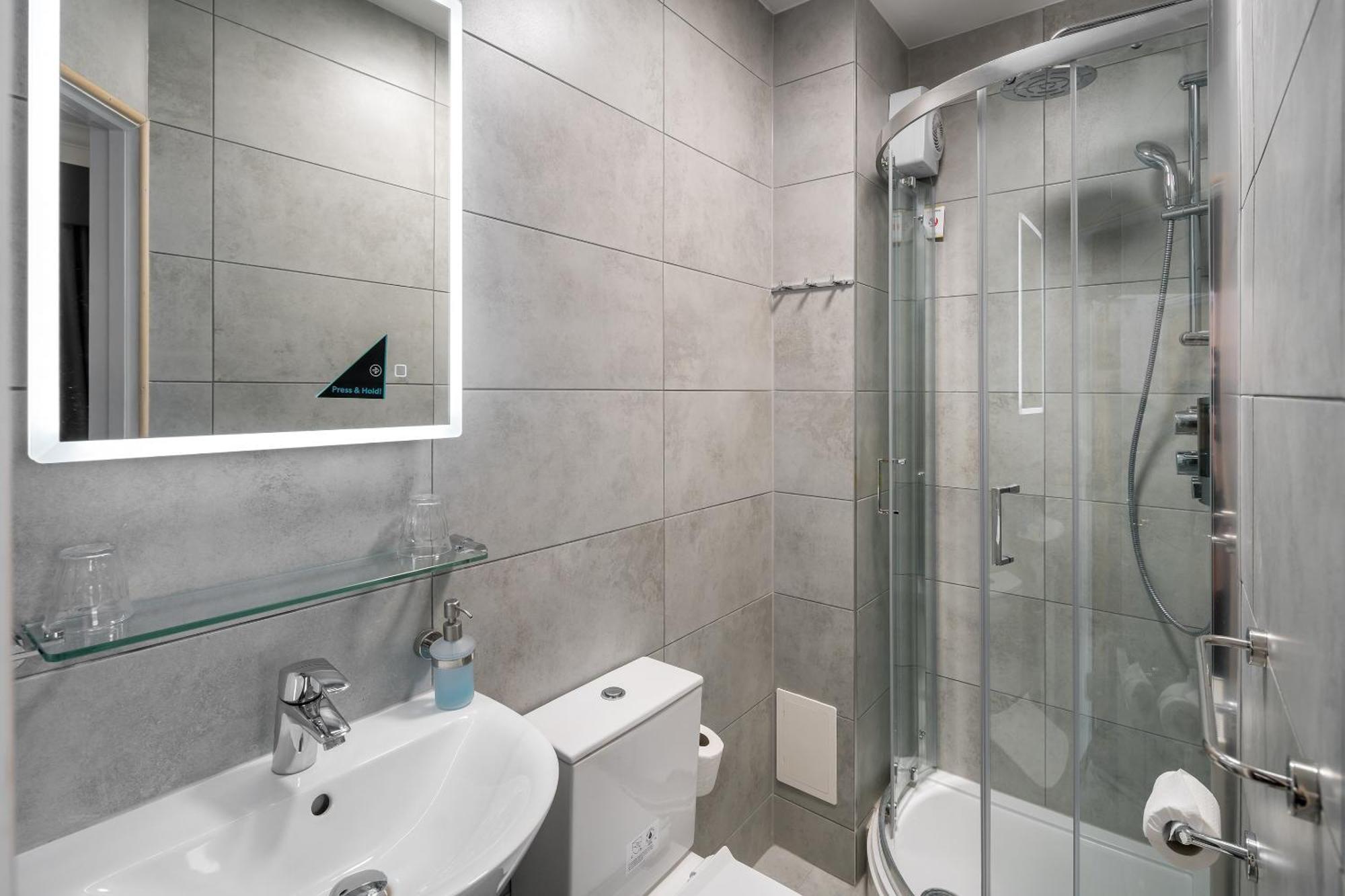 Oyo Townhouse New England, Victoria Hotel 3*