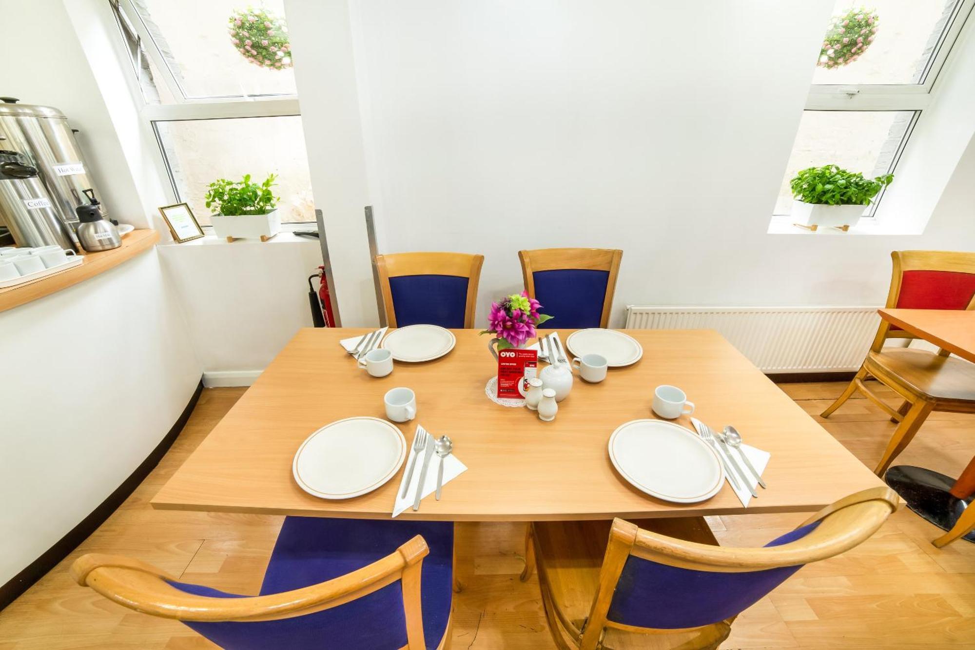 Oyo Townhouse New England, Victoria Hotel 3*