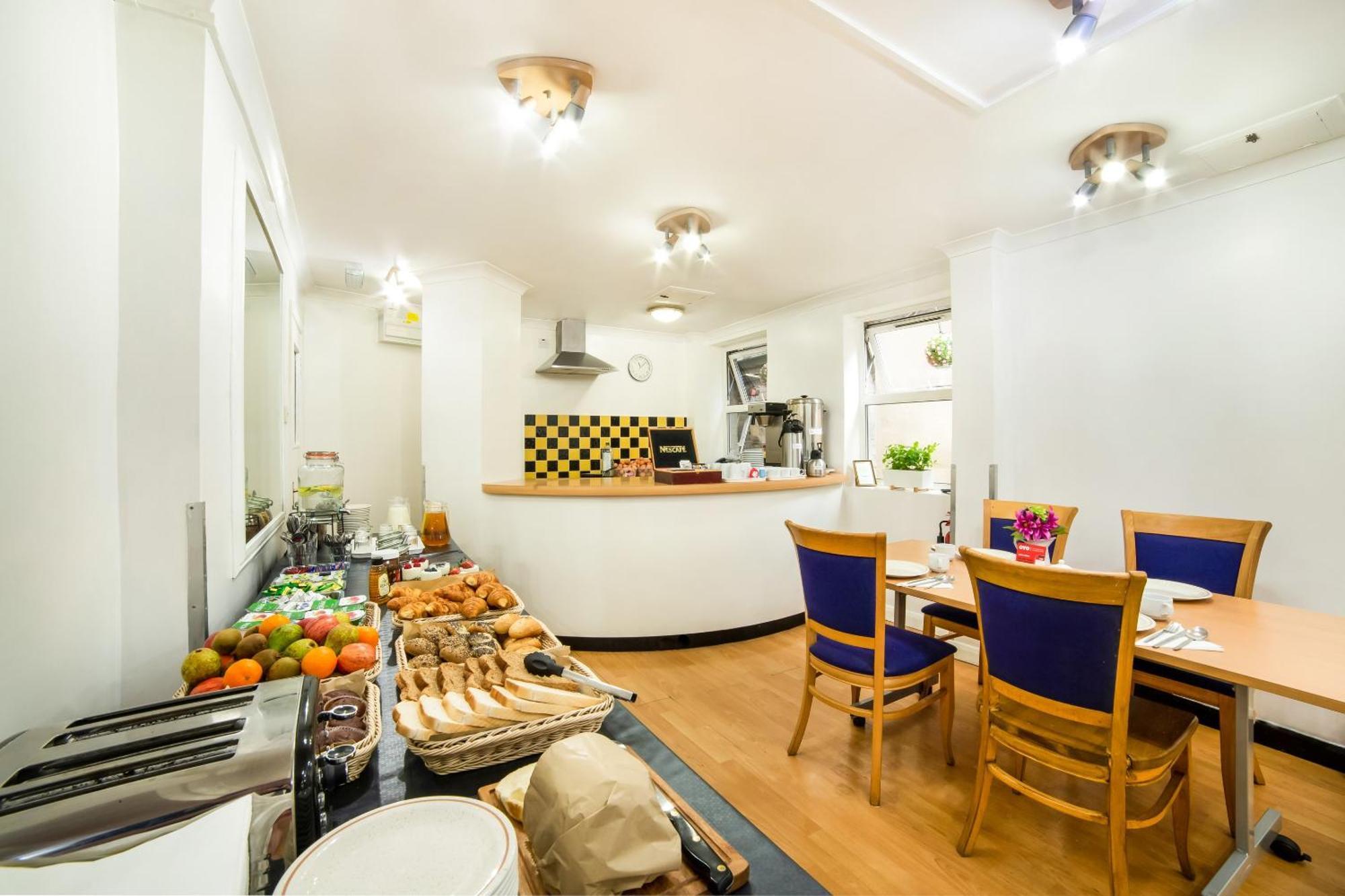Oyo Townhouse New England, Victoria Hotel