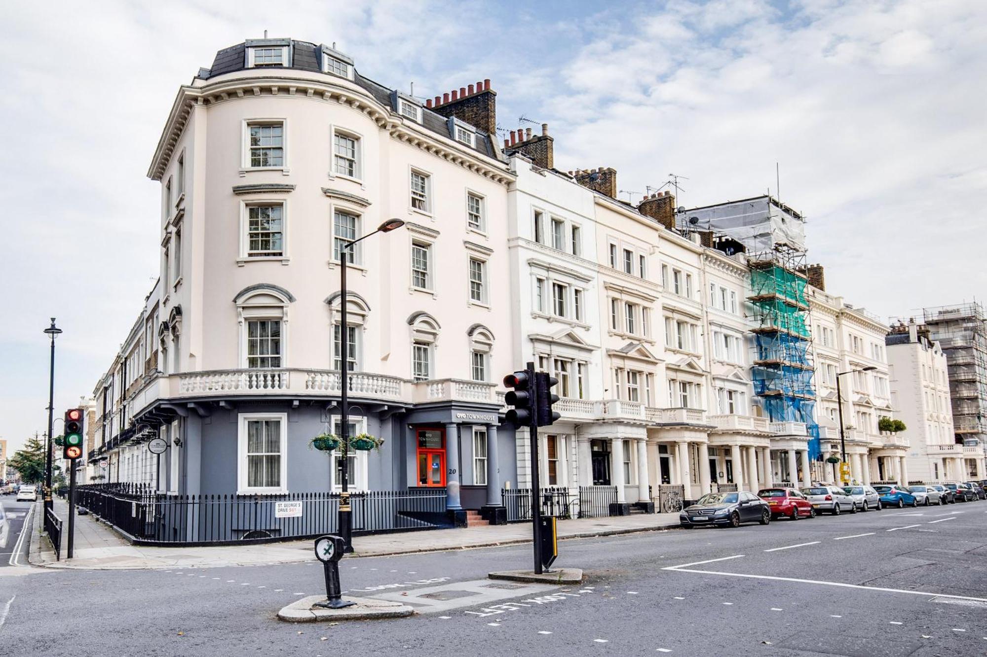 Oyo Townhouse New England, Victoria London