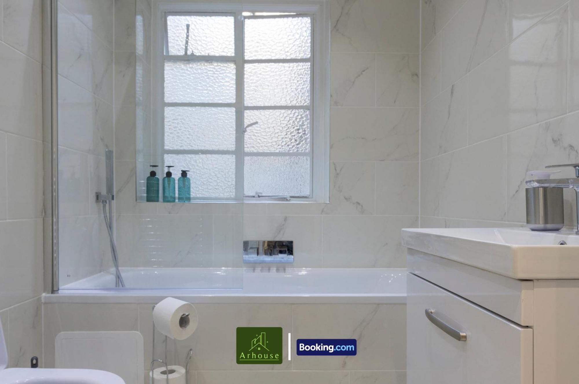 Three Bedroom By Arhouse Short Lets & Serviced Willesden With Free Wi-fi & Terrace Londres