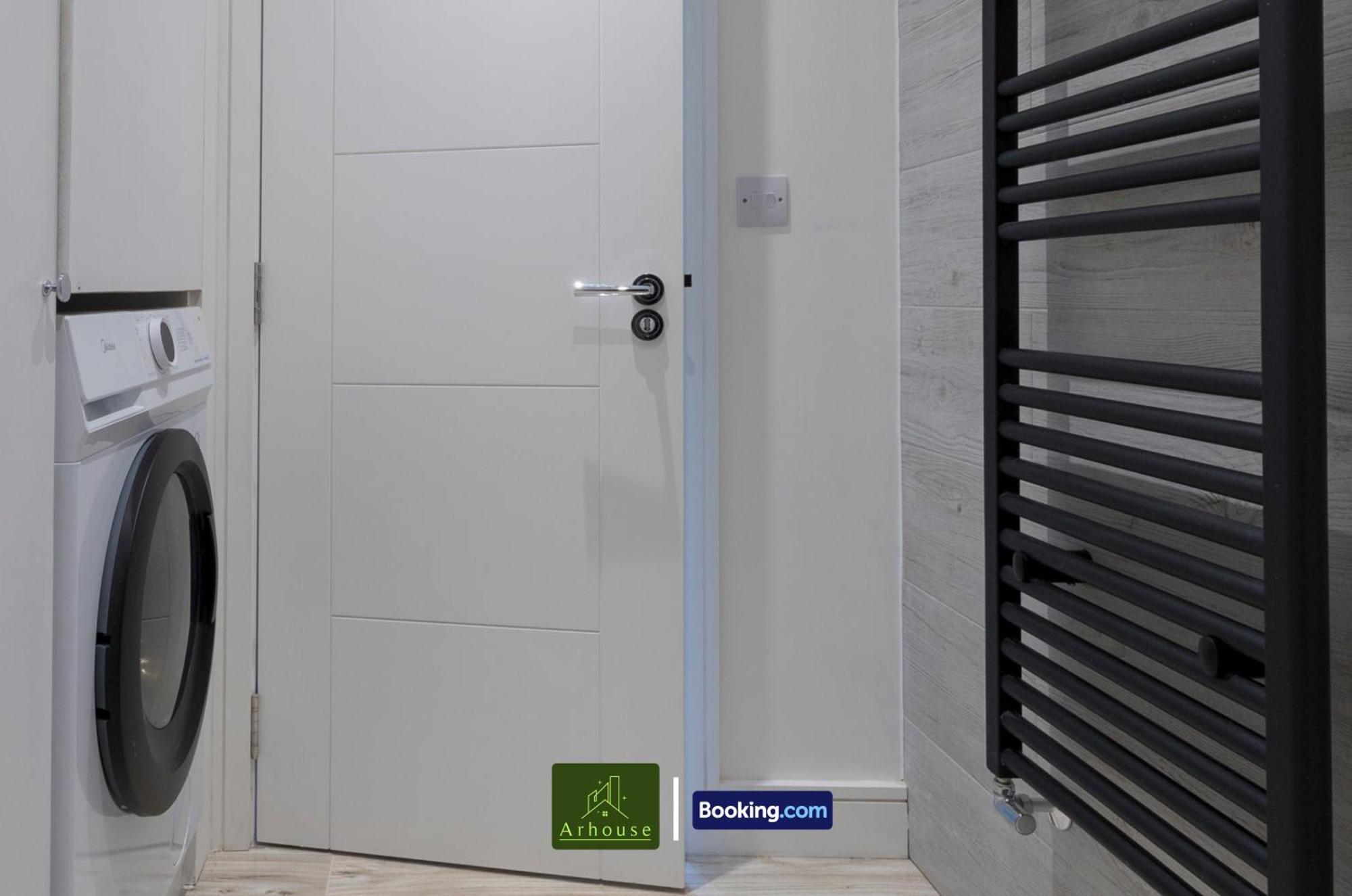 Three Bedroom By Arhouse Short Lets & Serviced Willesden With Free Wi-fi & Terrace Appartement