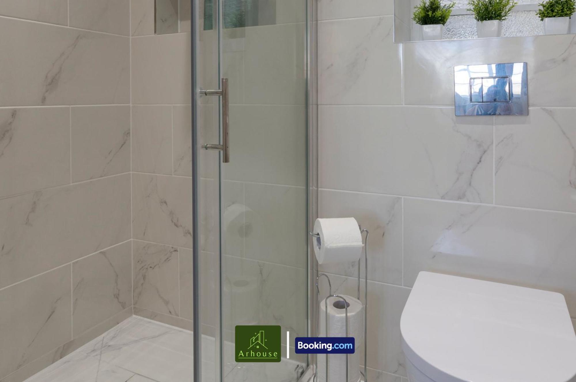 Three Bedroom By Arhouse Short Lets & Serviced Willesden With Free Wi-fi & Terrace Londres