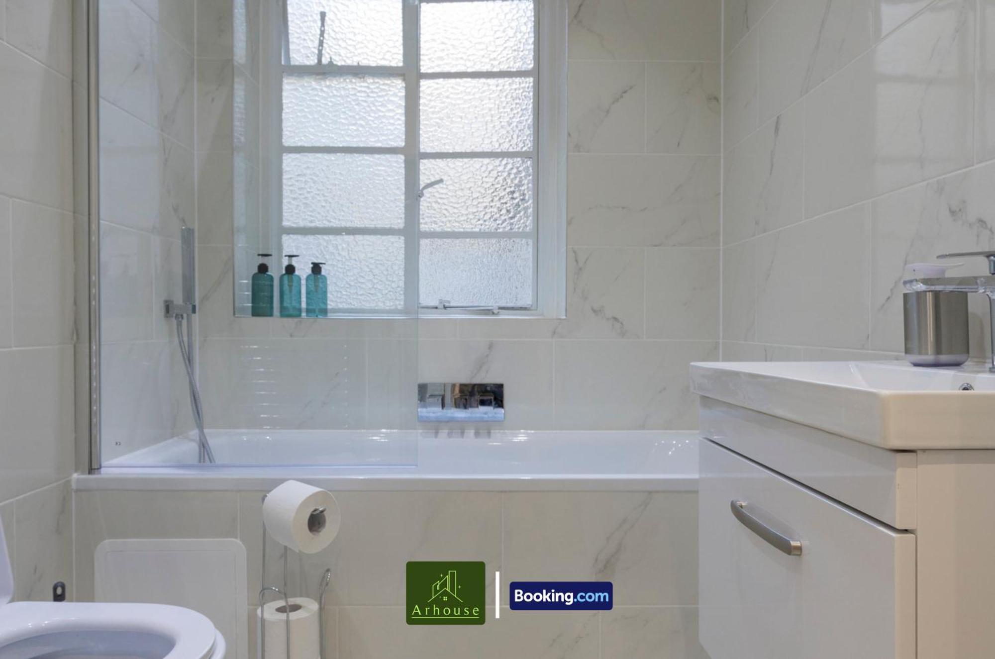 Three Bedroom By Arhouse Short Lets & Serviced Willesden With Free Wi-fi & Terrace Appartement