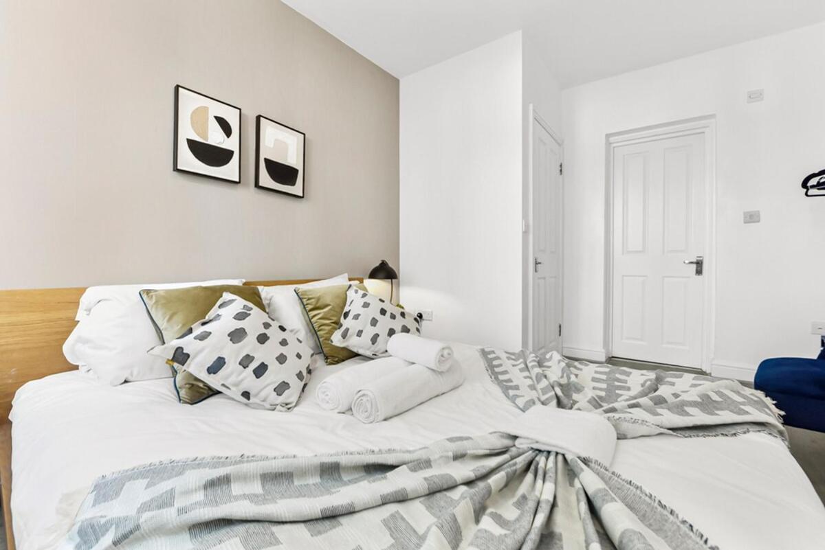 Charming 3br Flat With Ensuite Master And Balcony Lejlighed *