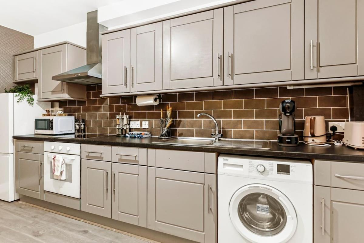 Charming 3br Flat With Ensuite Master And Balcony Lejlighed *