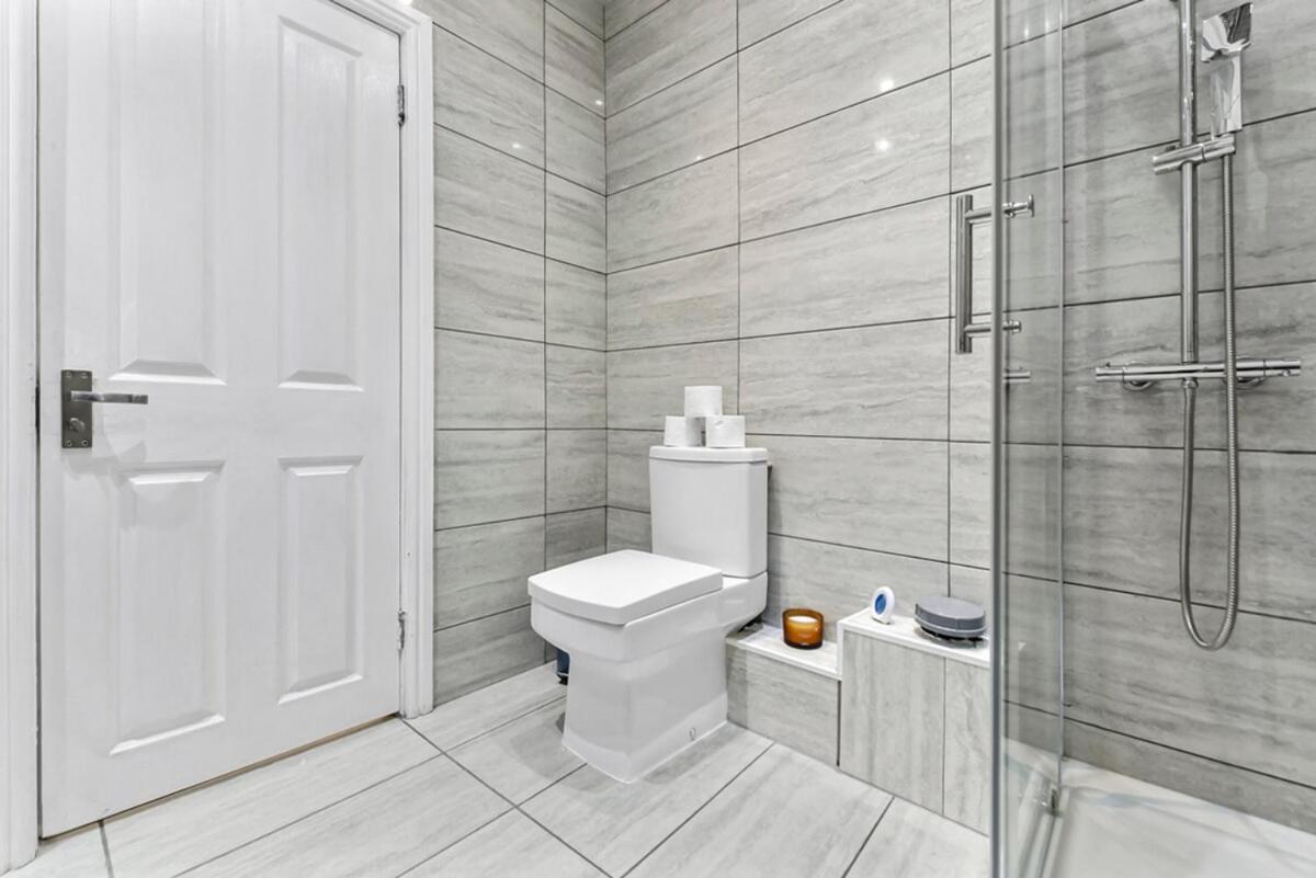 Charming 3br Flat With Ensuite Master And Balcony Lejlighed *