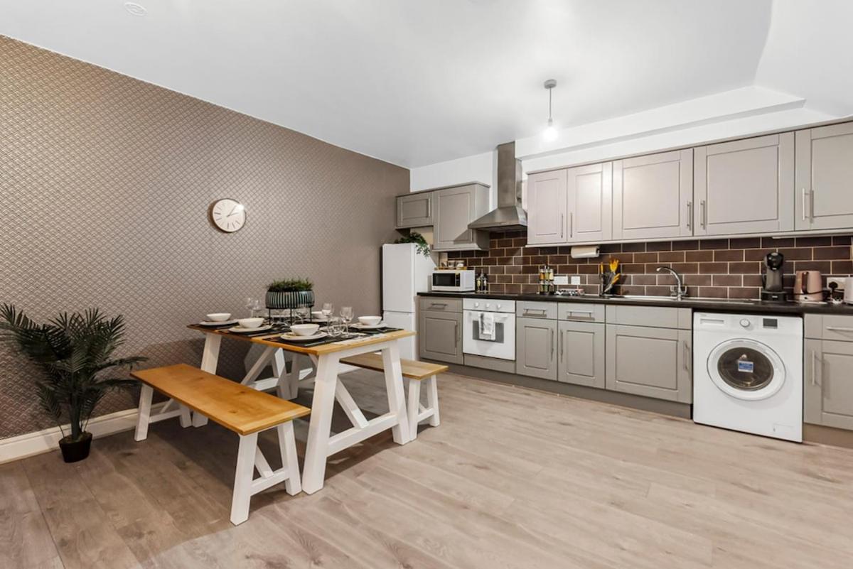 Charming 3br Flat With Ensuite Master And Balcony Lejlighed