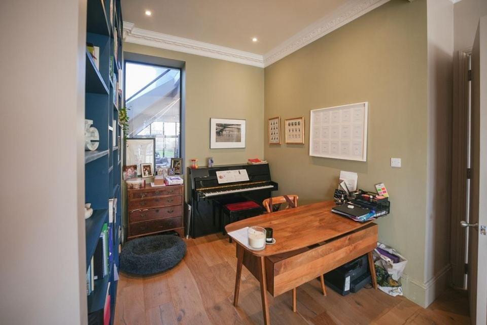 Semesterbostad Stunning 5-bedroom House In The Heart Of
