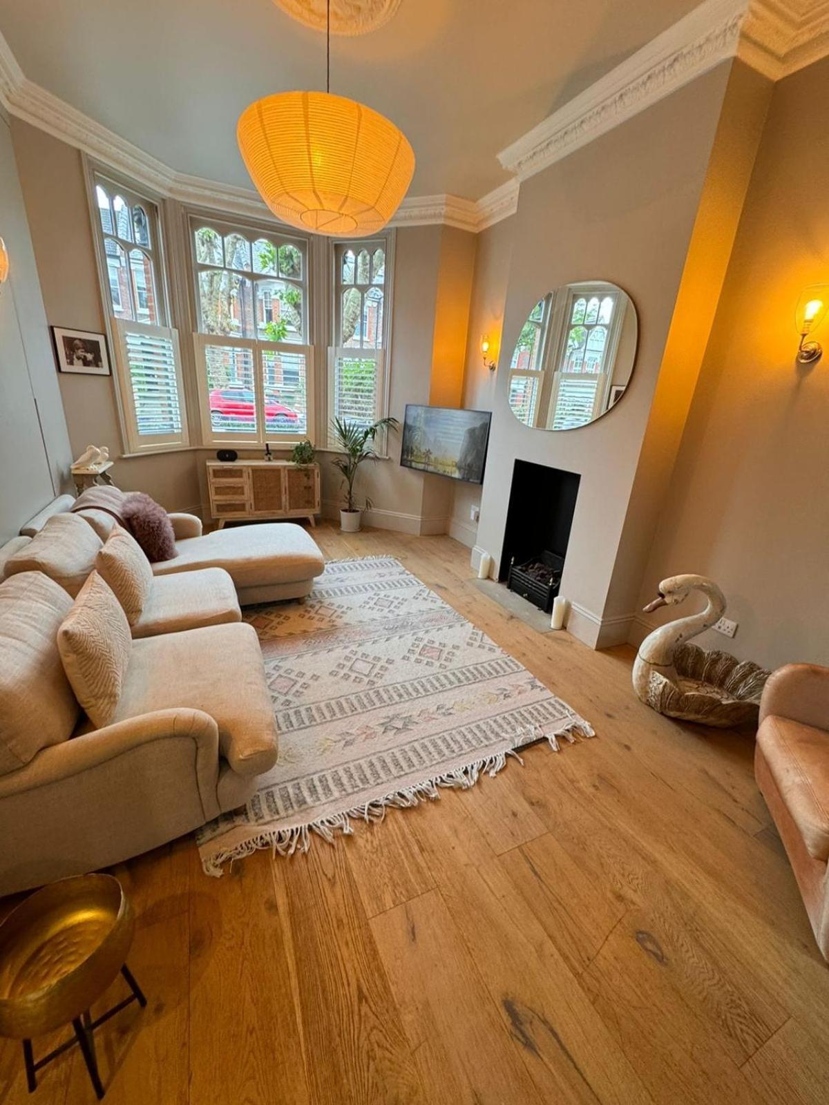 Semesterbostad Stunning 5-bedroom House In The Heart Of *