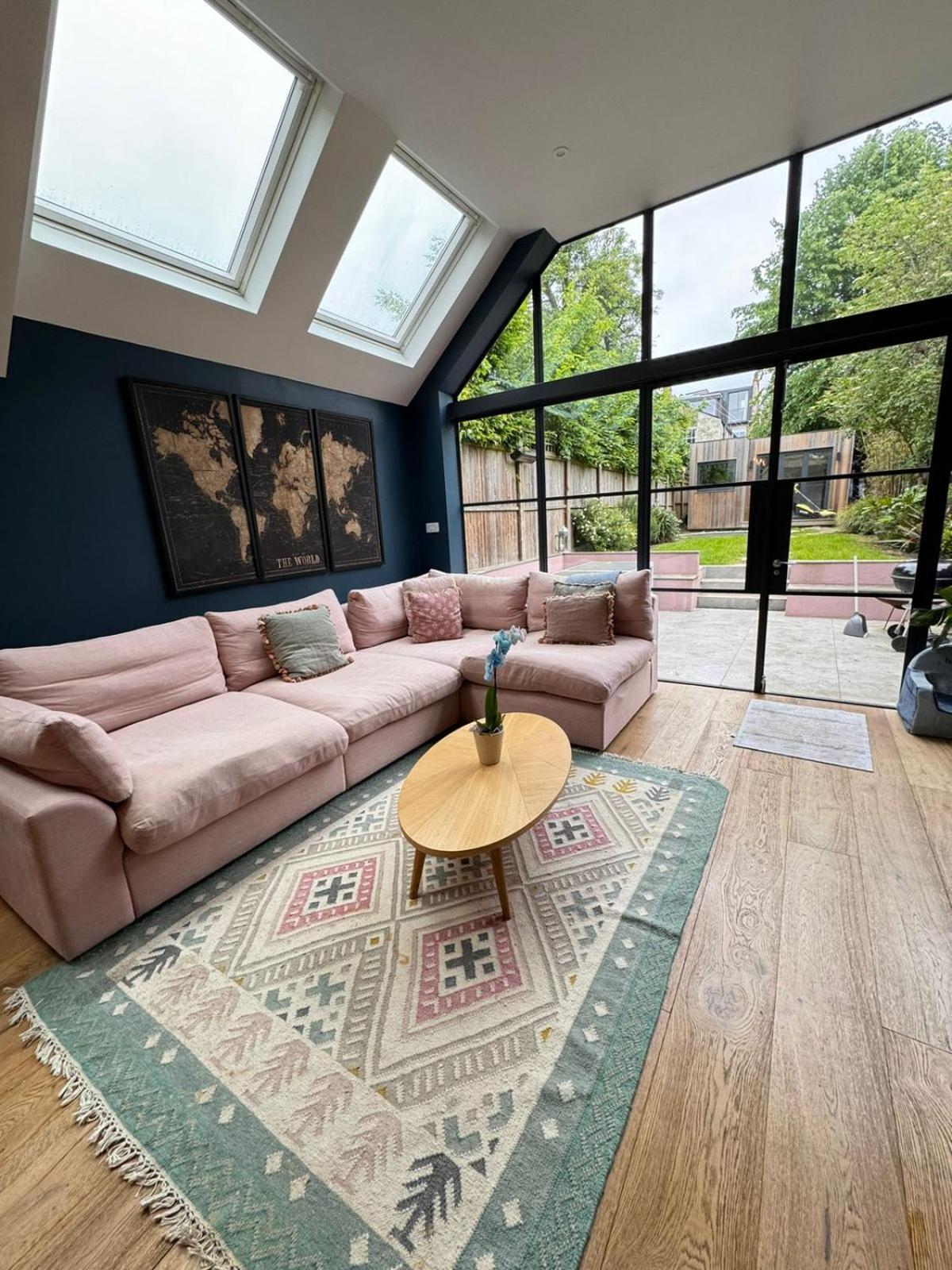 Stunning 5-bedroom House In The Heart Of Semesterbostad London