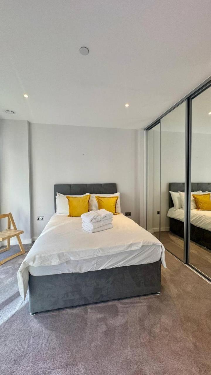Modern 2 Bedroom Near Eye Leilighet