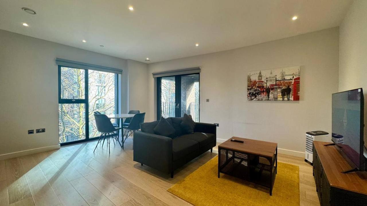 Modern 2 Bedroom Near Eye Leilighet