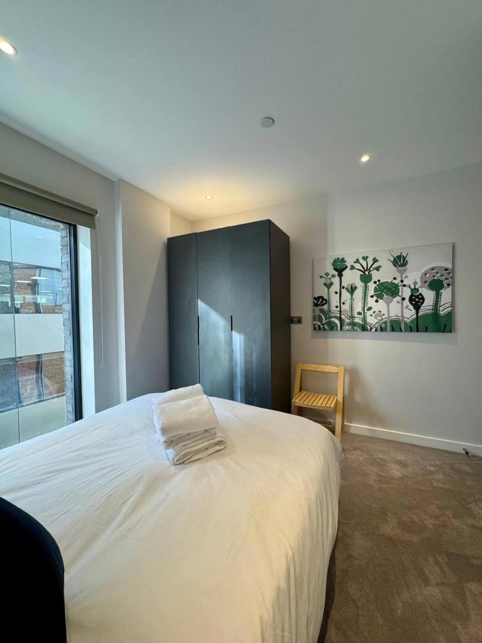 Modern 2 Bedroom Near Eye Leilighet London