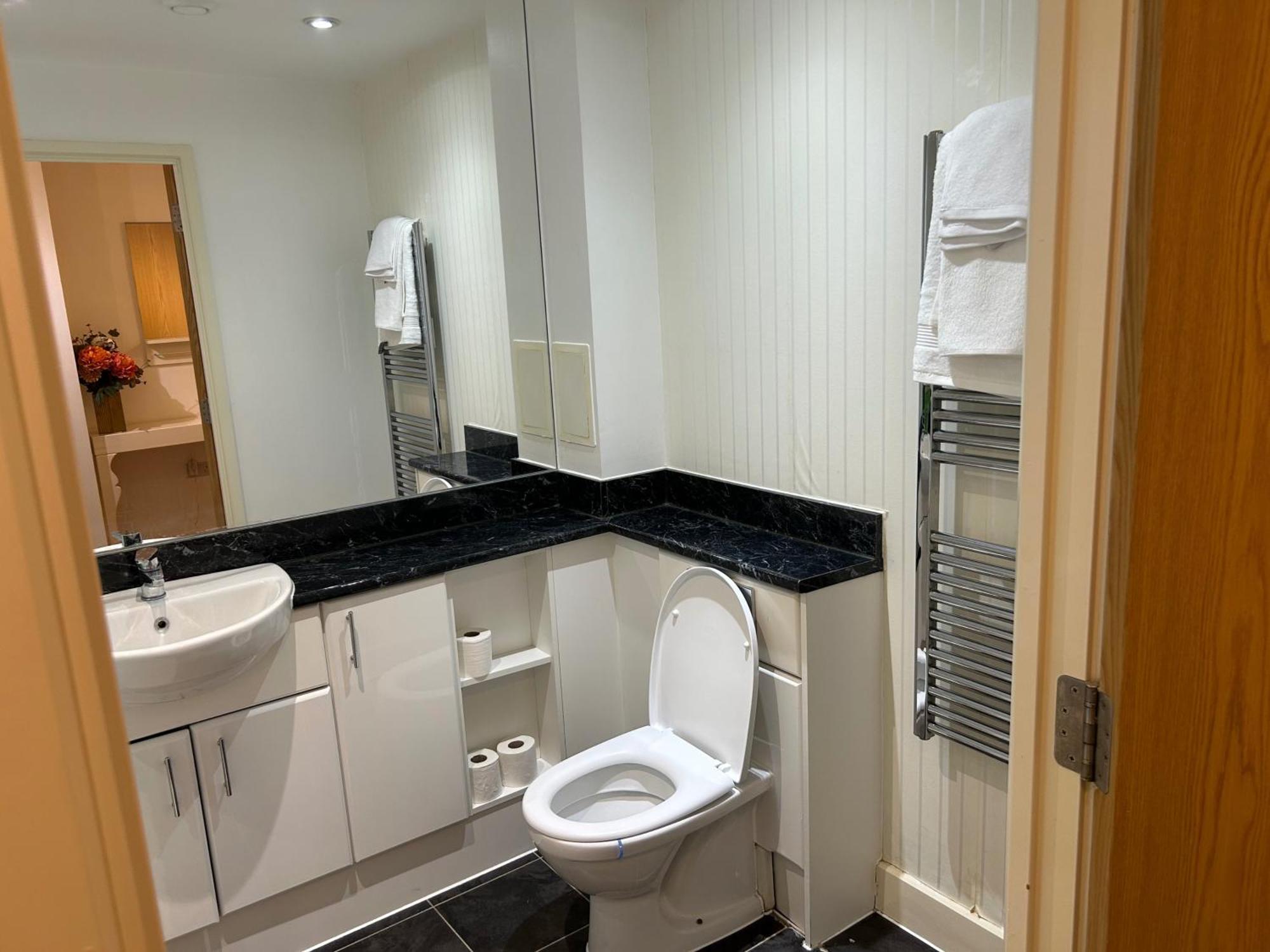 1-Bed Apt Sleeps 4 Central To Shops & Transport Lägenhet *