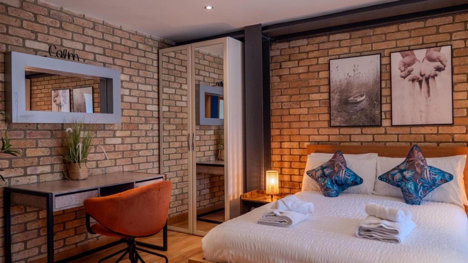 Spacious, Industrial, Zone 1, 2 Bed Apartment *