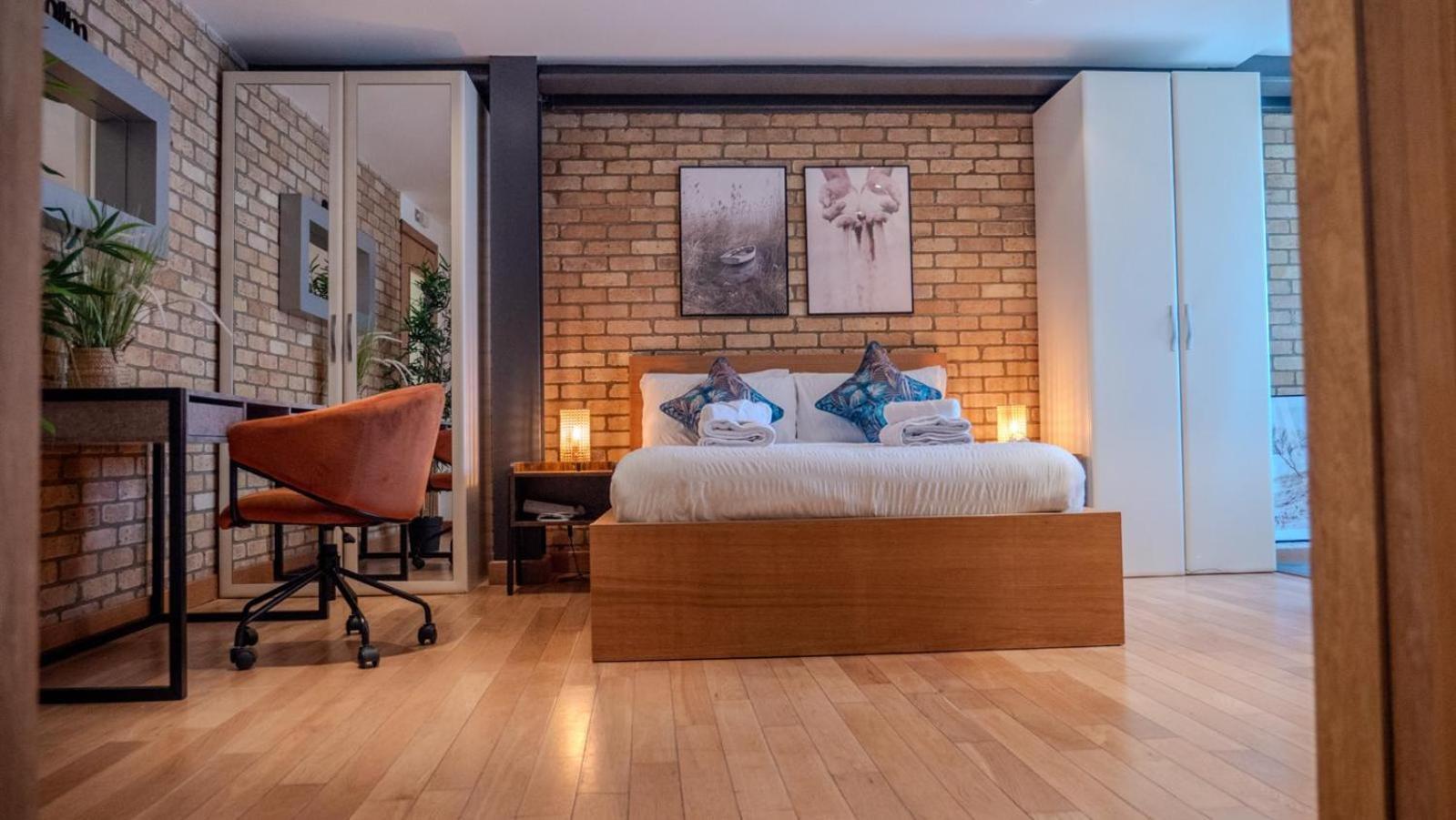 Spacious, Industrial, Zone 1, 2 Bed Apartment *