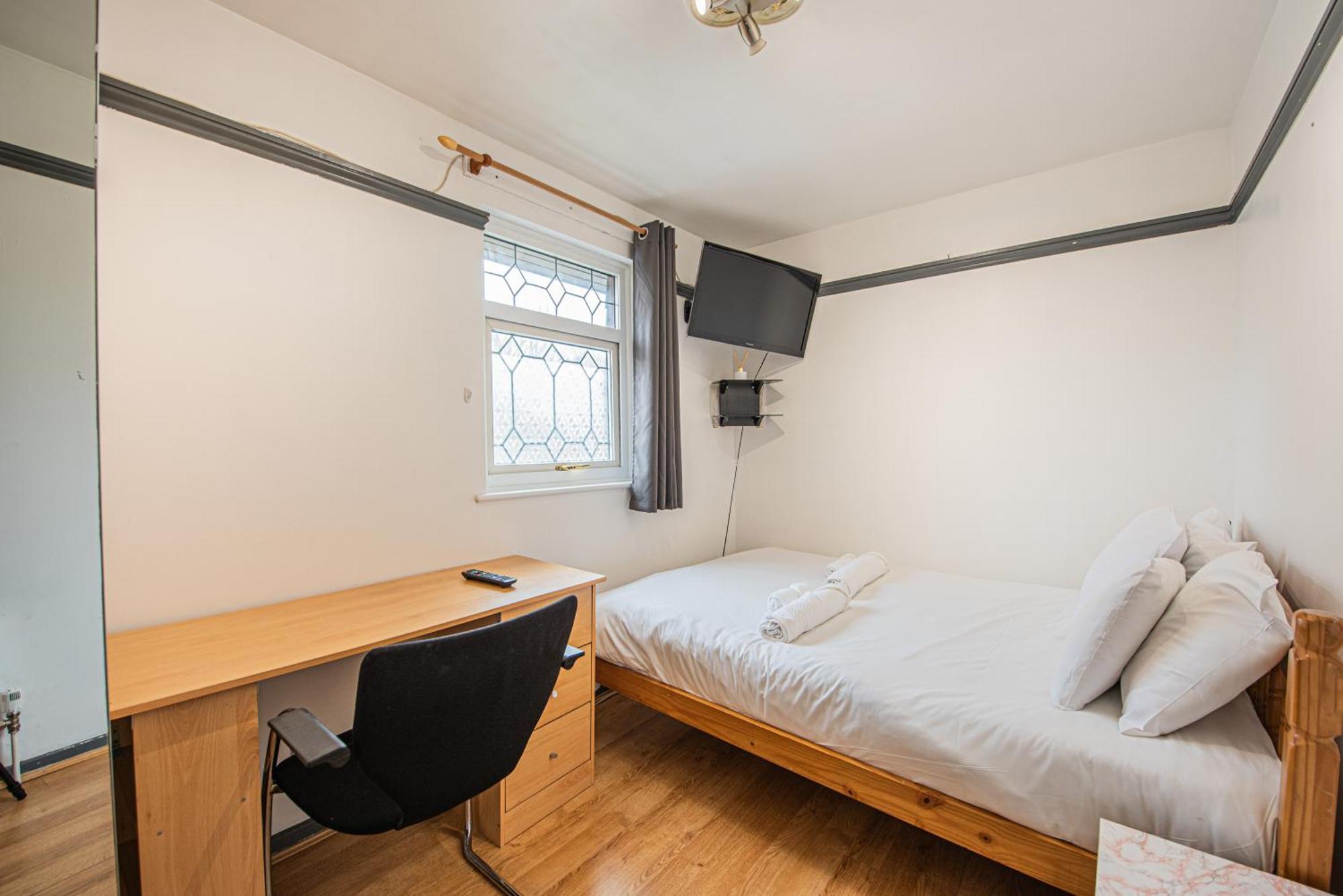 Spacious 4-bed With Garden & Free Parking Lägenhet London