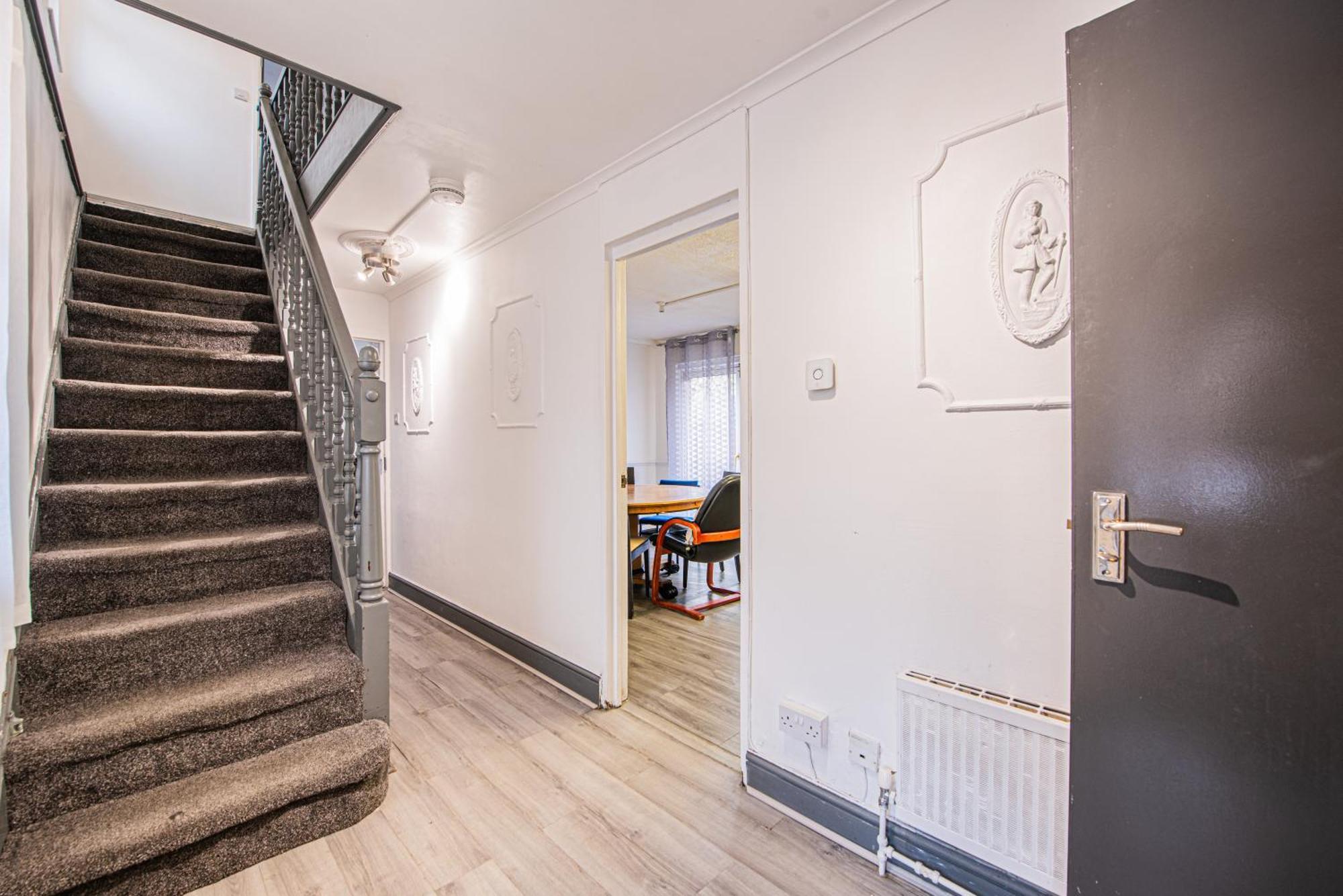 Spacious 4-bed With Garden & Free Parking Lägenhet *