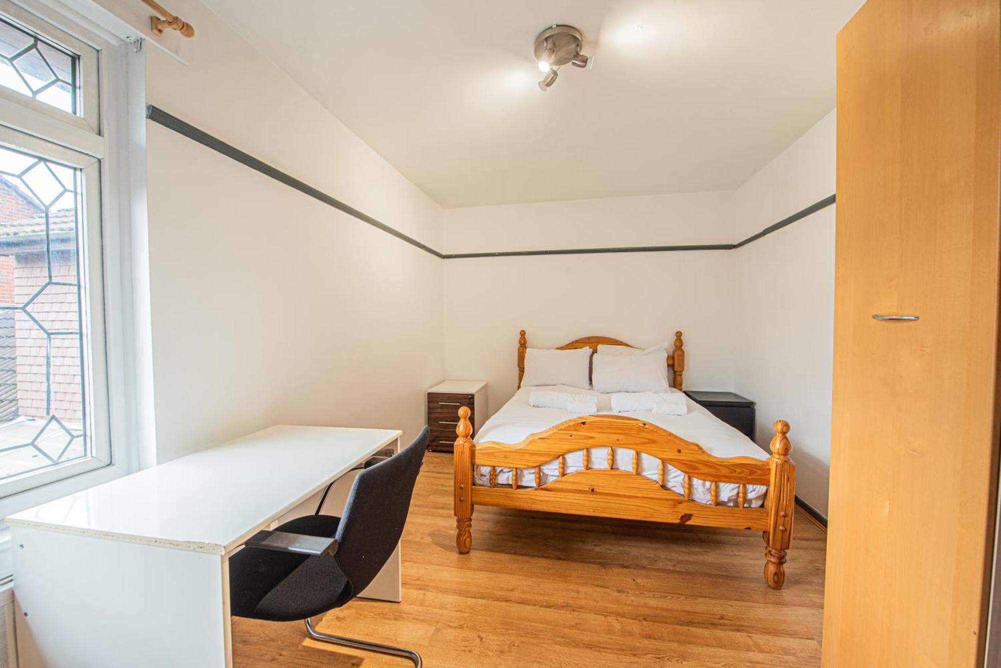 Lägenhet Spacious 4-bed With Garden & Free Parking *