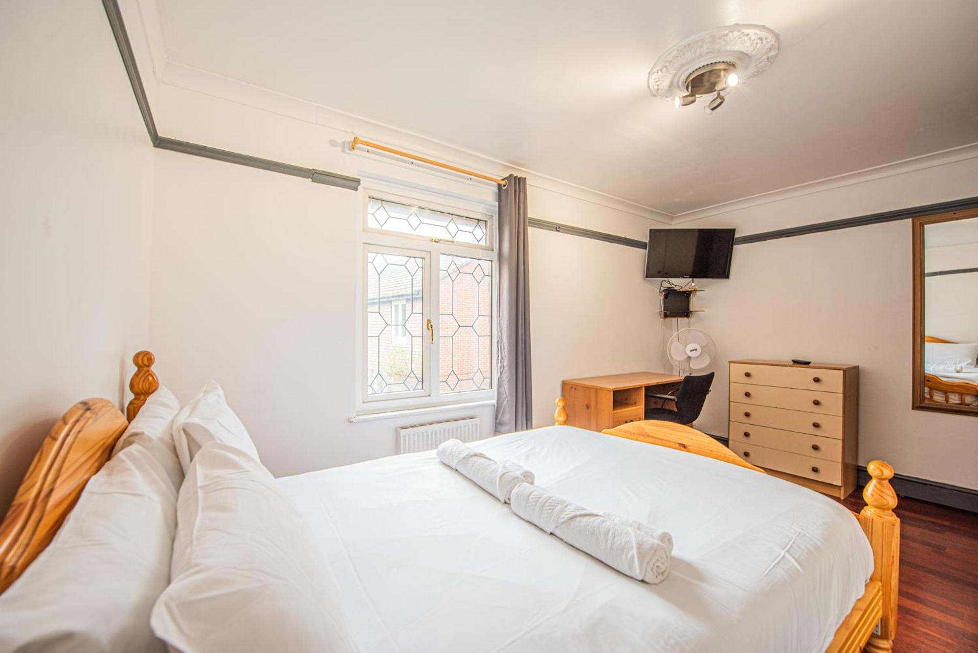 Spacious 4-bed With Garden & Free Parking London
