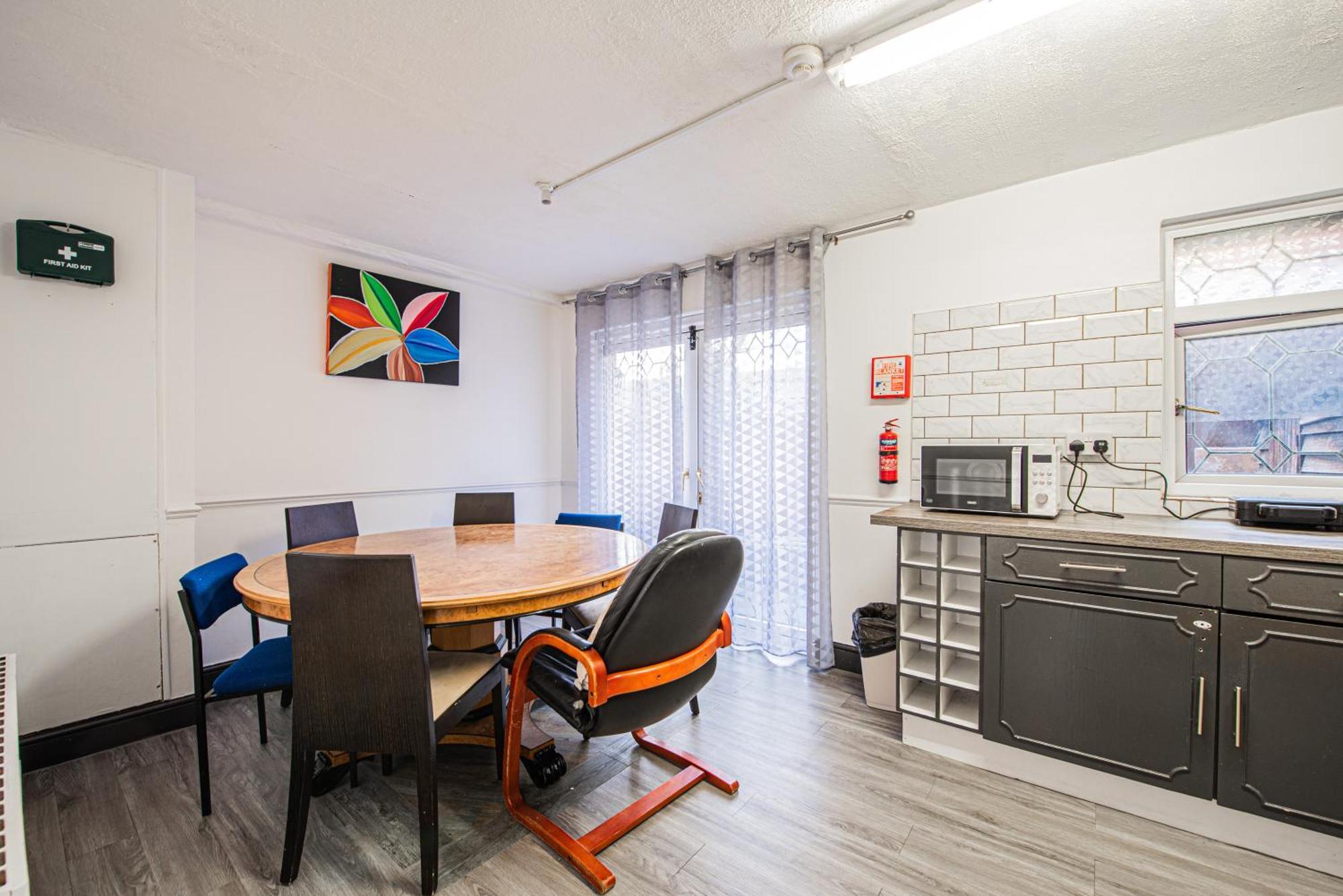 Spacious 4-bed With Garden & Free Parking Lägenhet