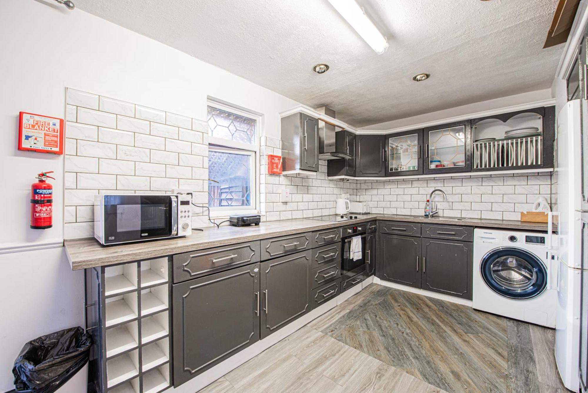 Spacious 4-bed With Garden & Free Parking Lägenhet London