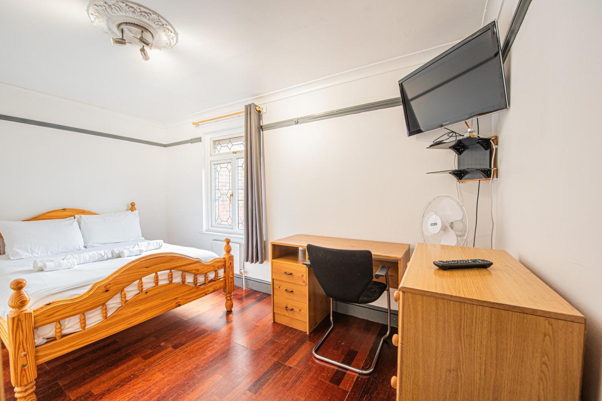 Spacious 4-bed With Garden & Free Parking Lägenhet
