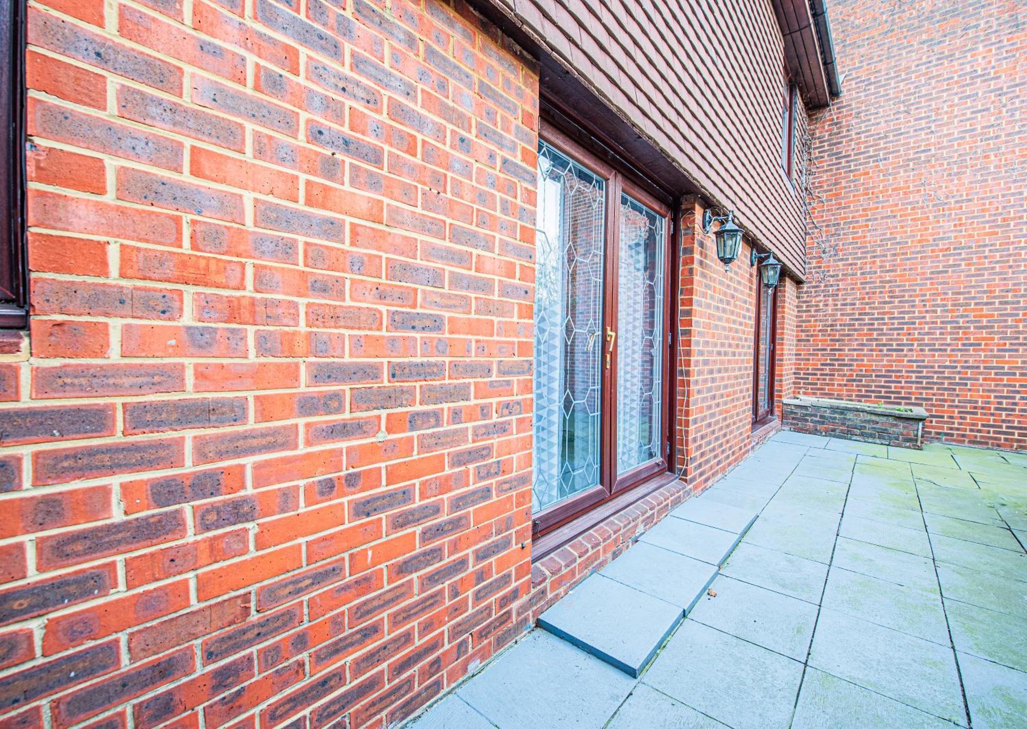 Spacious 4-bed With Garden & Free Parking Lägenhet