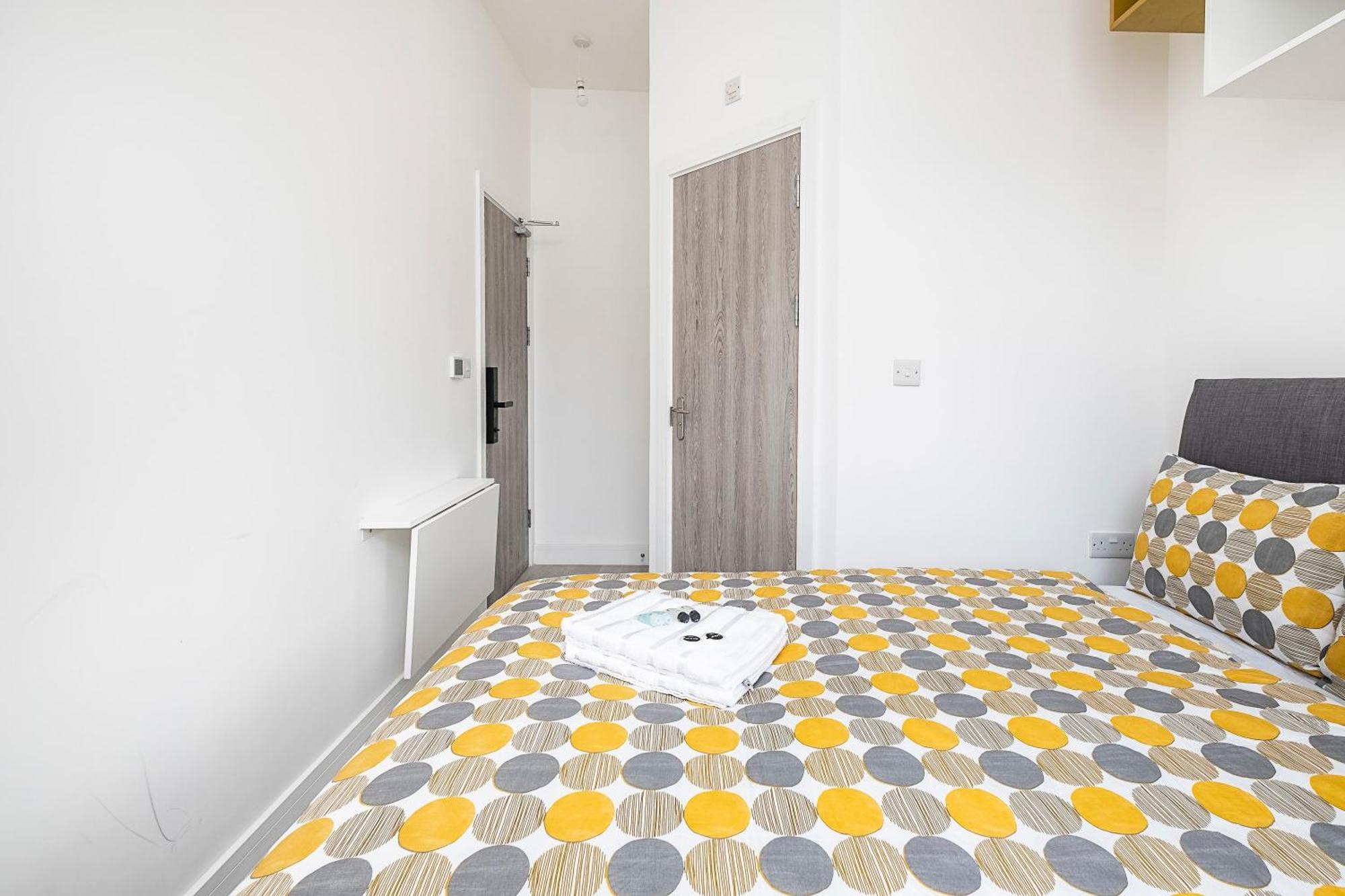 Victorian Beauty With Private Toilet And Shower Near Tube Station Apartment