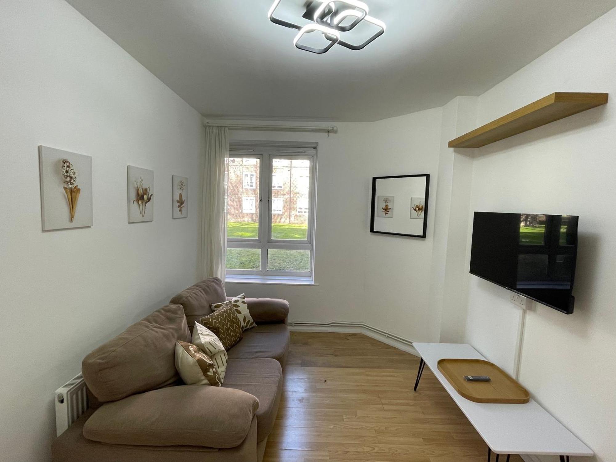 Beautiful Near Waterloo! - Sleeps 9 Apartment