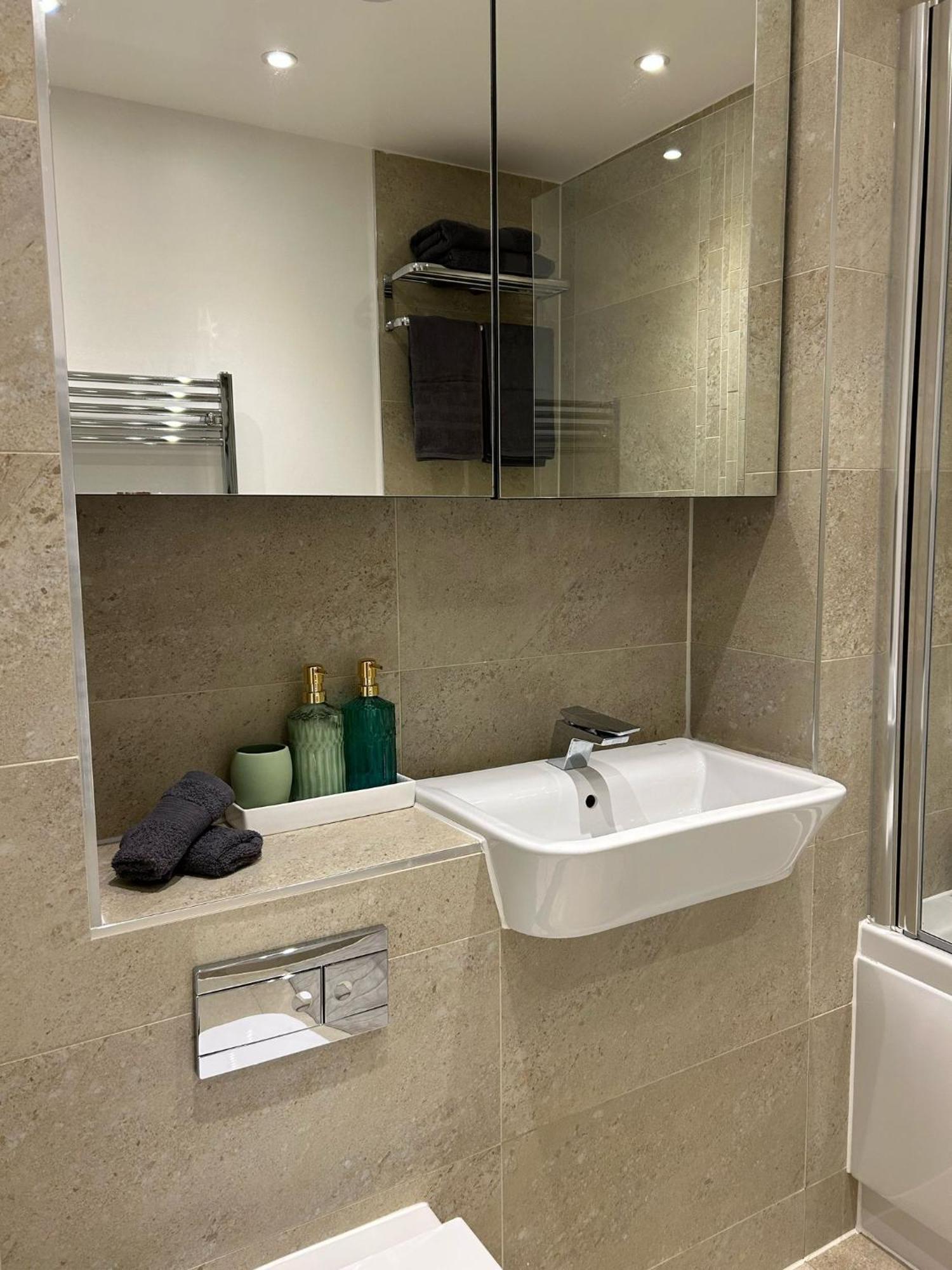 Modern 2-bedroom Flat Near Wembley - 9 Minutes From Park Royal Station Lägenhet *