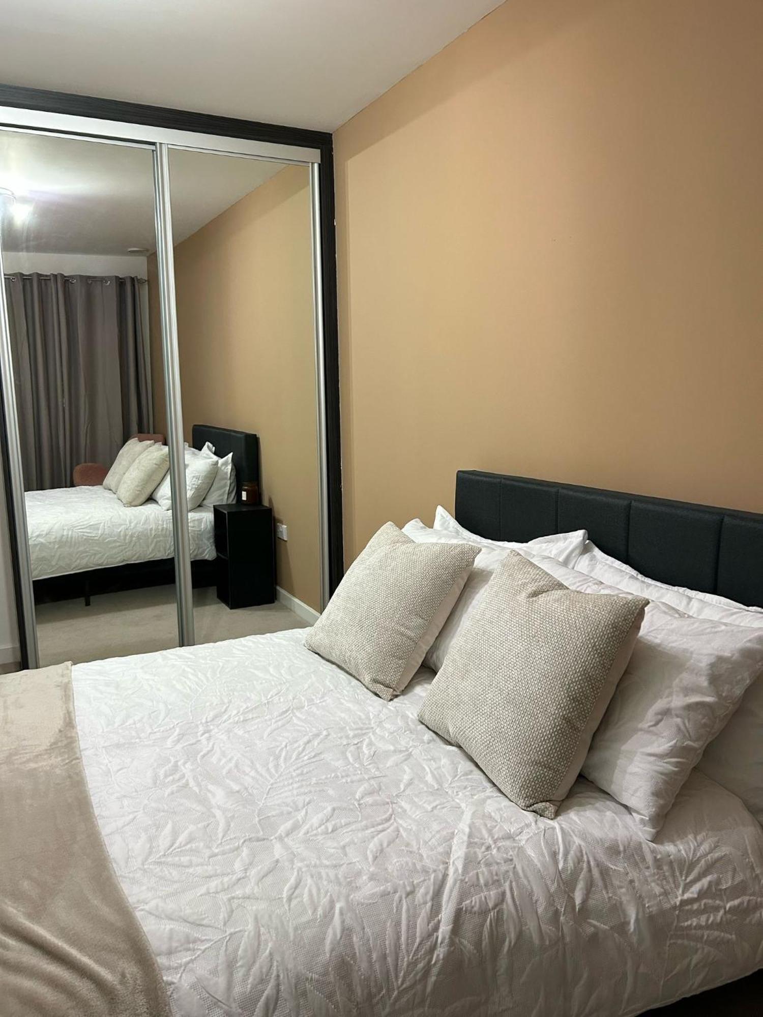 Lägenhet Modern 2-bedroom Flat Near Wembley - 9 Minutes From Park Royal Station