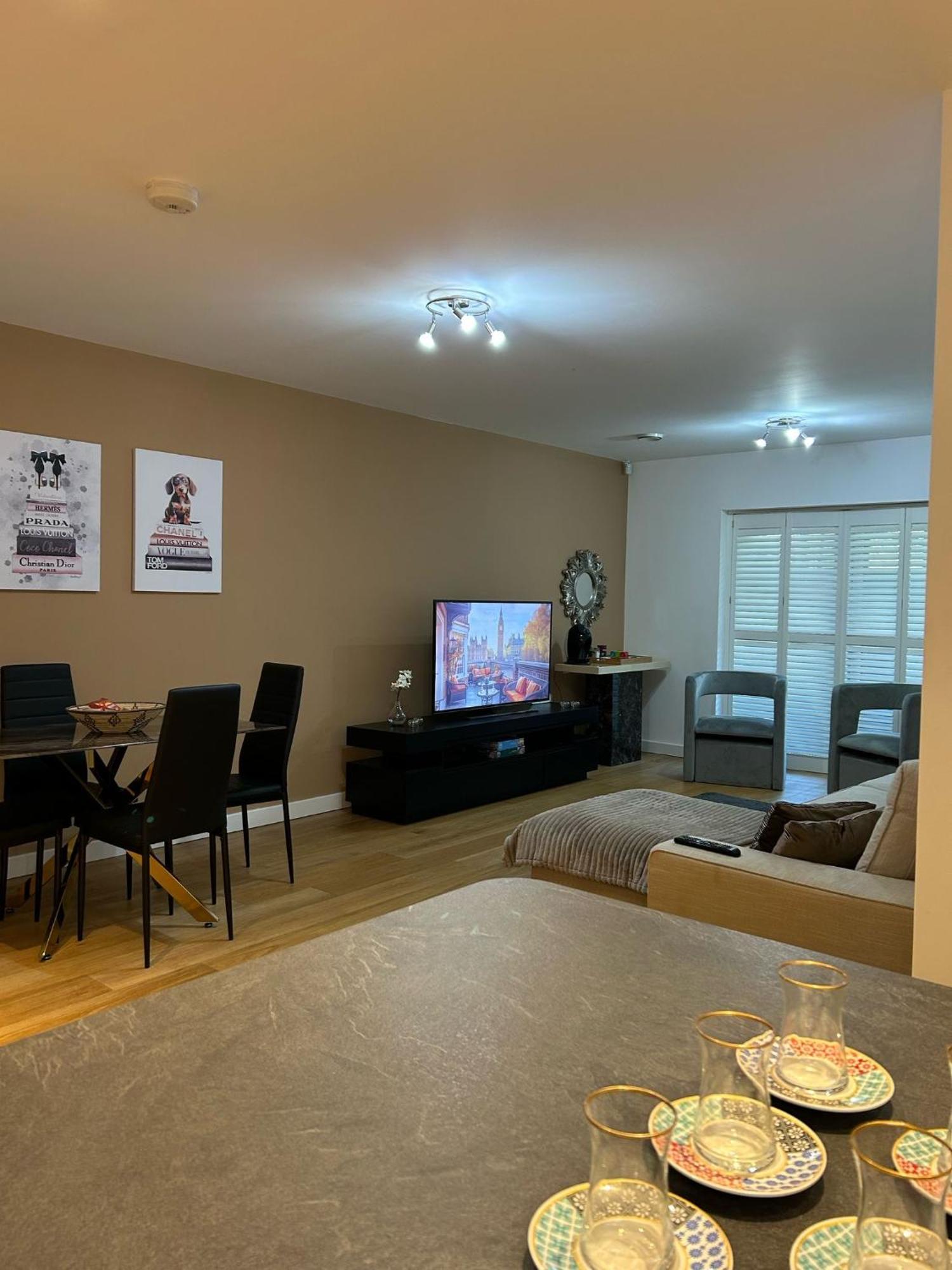Lägenhet Modern 2-bedroom Flat Near Wembley - 9 Minutes From Park Royal Station